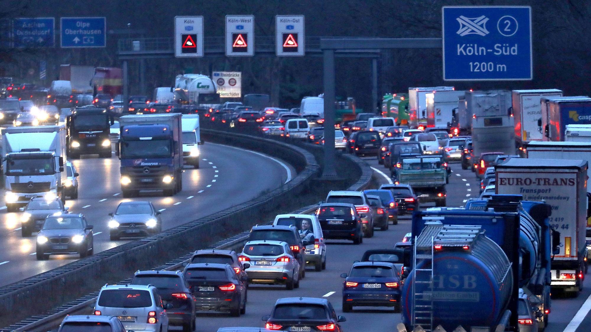 Autos und Lkw stehen im morgendlichen Berufsverkehr auf der Autobahn A555 im Stau.