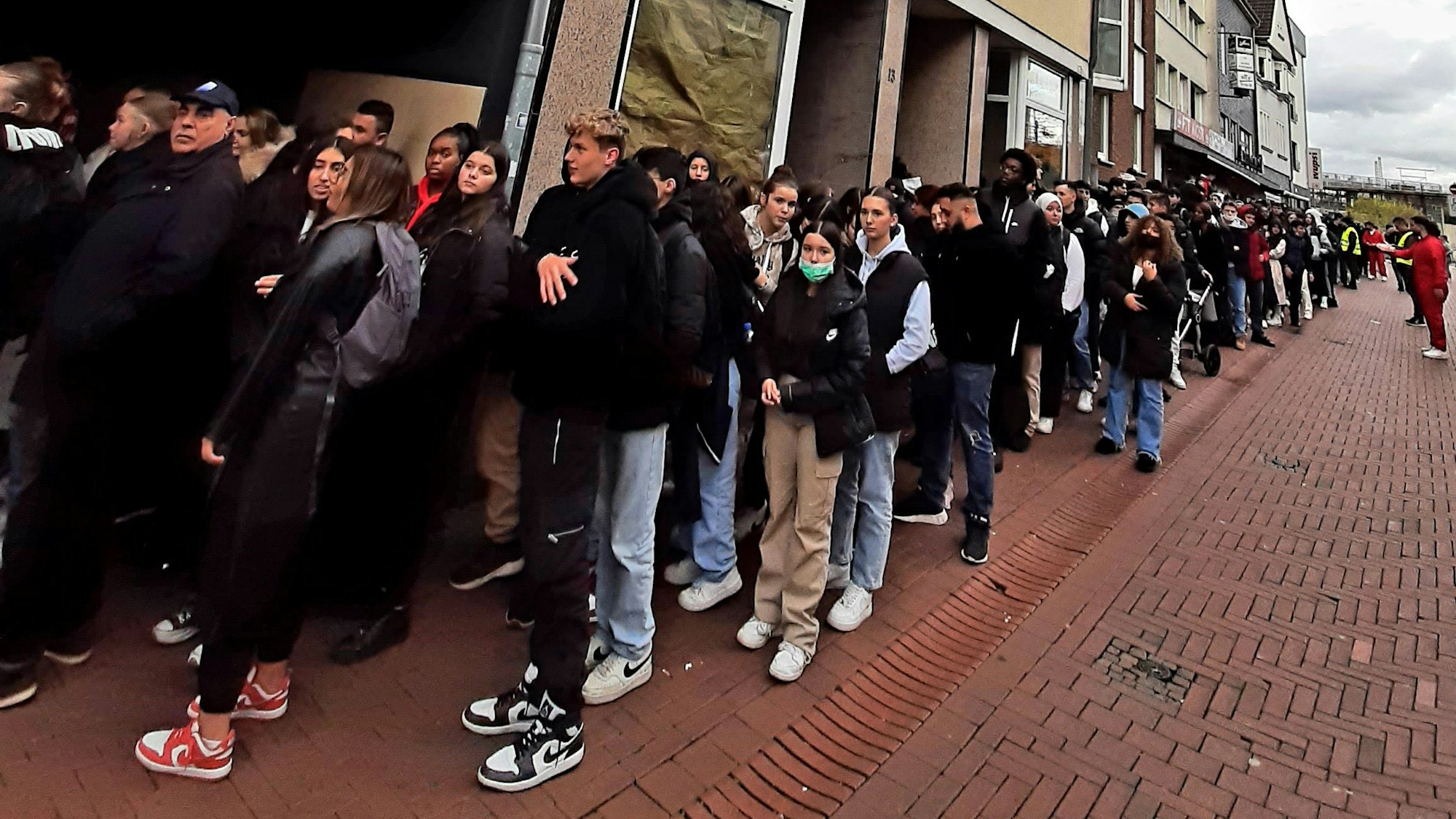 Die ganze Straße rauf stehen Hunderte Menschen für einen Döner an.