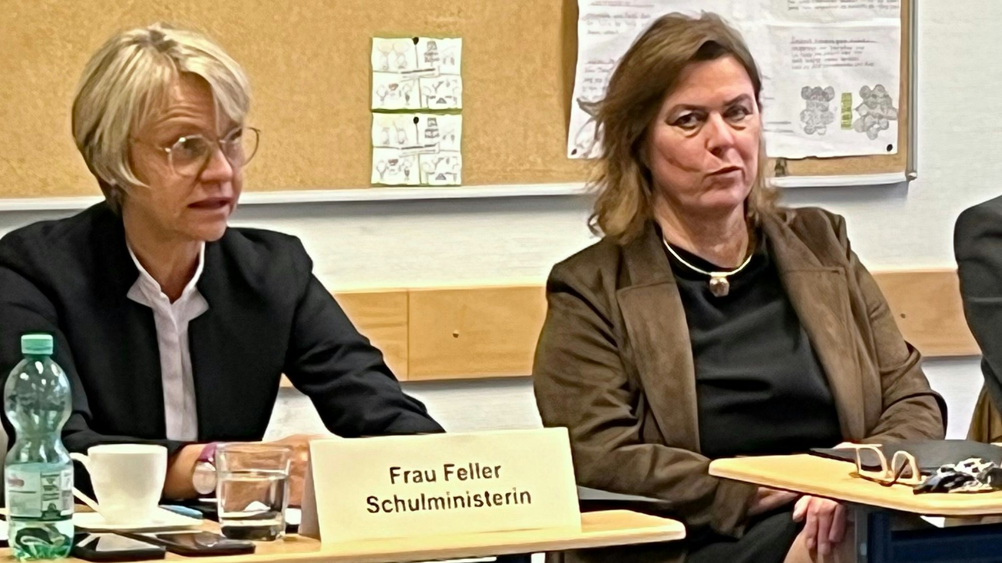 Andrea Wirths verzieht bei einer Aussage der Schulministerin den Mund.