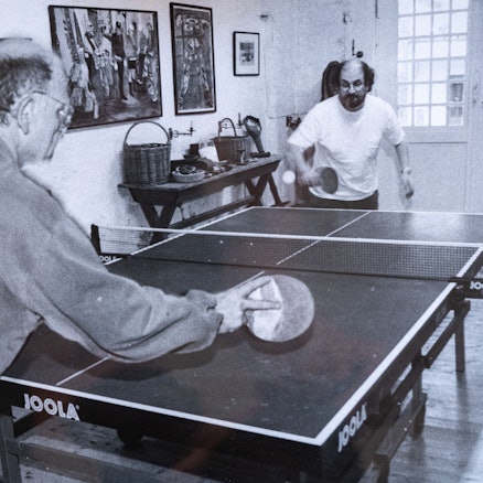 14.08.2022, Köln: Salman Rushdie und Günter Wallraff spielen Tischtennis. Foto: Günter Zint, Repro: Uwe Weiser