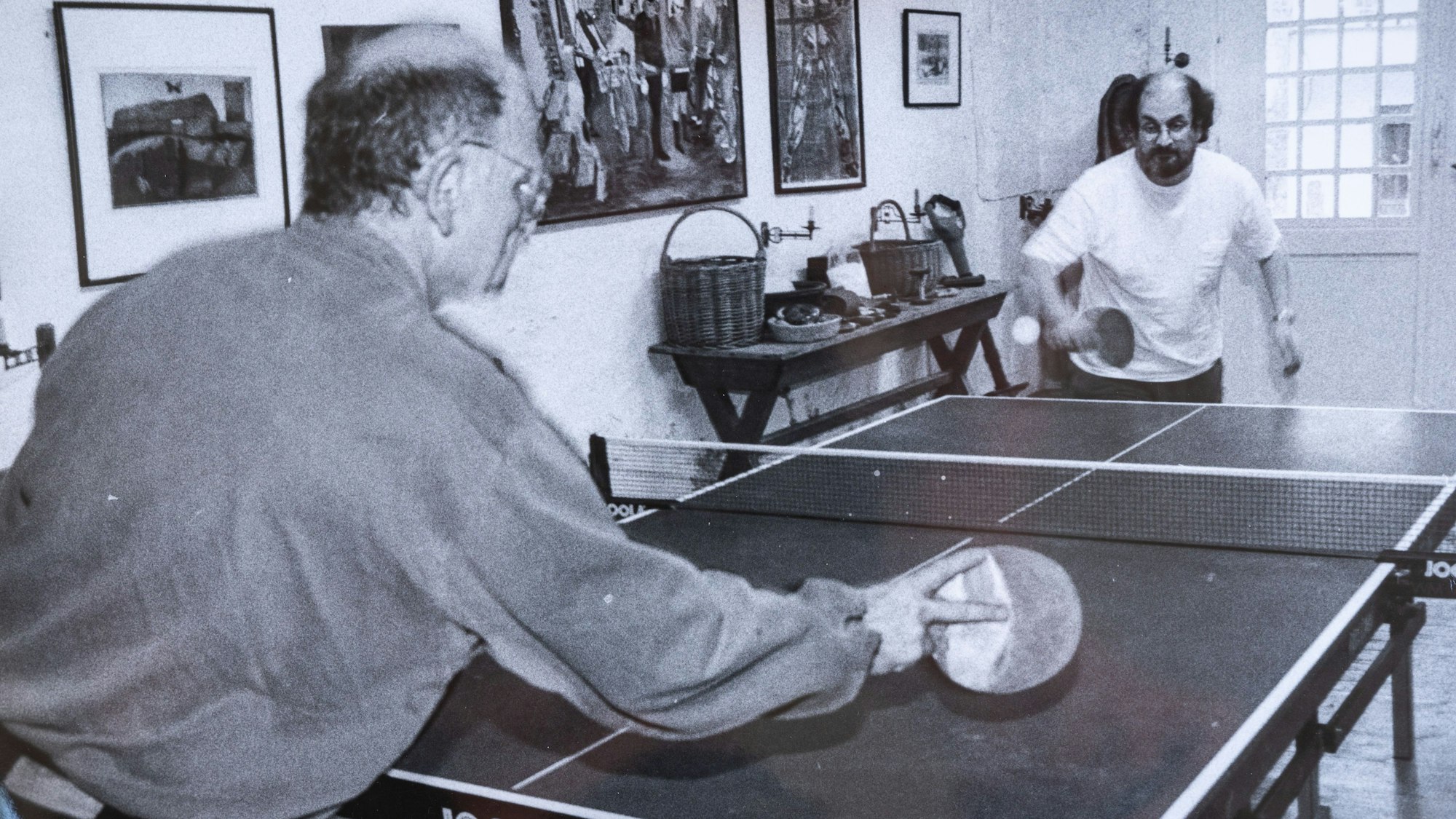 14.08.2022, Köln: Salman Rushdie und Günter Wallraff spielen Tischtennis. Foto: Günter Zint, Repro: Uwe Weiser