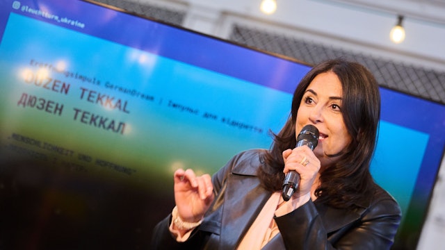 Düzen Tekkal, Fernsehjournalistin und Kriegsberichterstatterin.