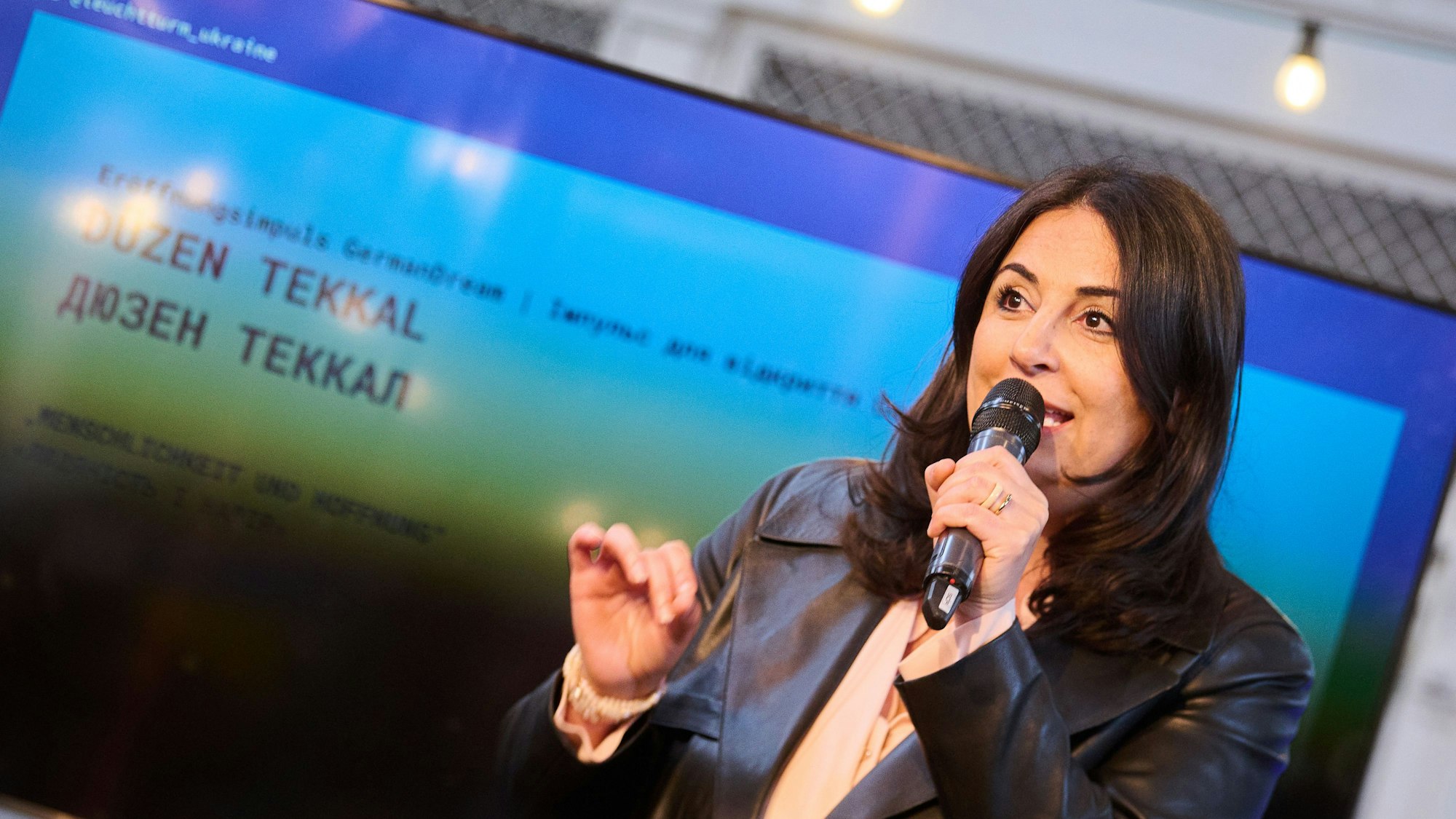 Düzen Tekkal, Fernsehjournalistin und Kriegsberichterstatterin.