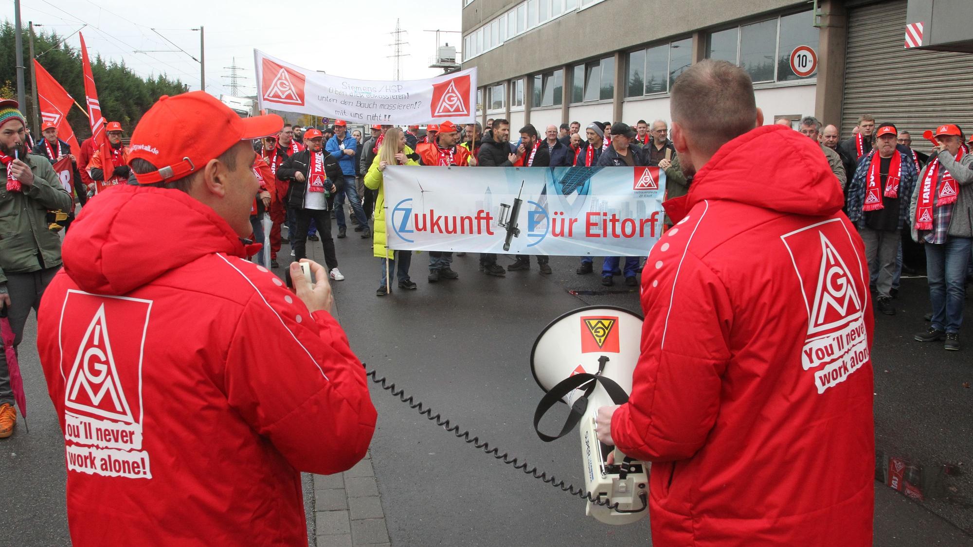 Vor dem Haupteingang versammelten sich einige Hundert Mitarbeiter.