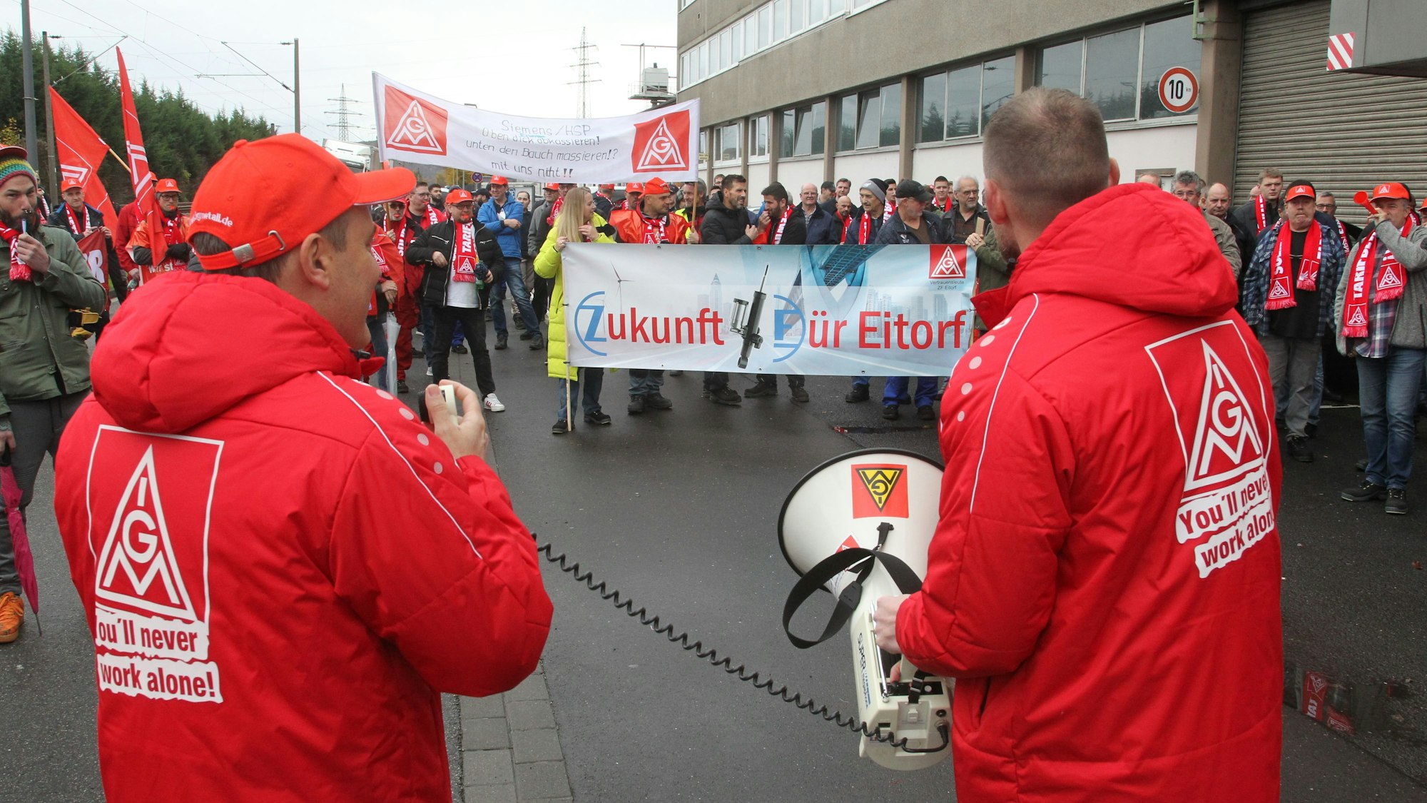 Vor dem Haupteingang versammelten sich einige Hundert Mitarbeiter.