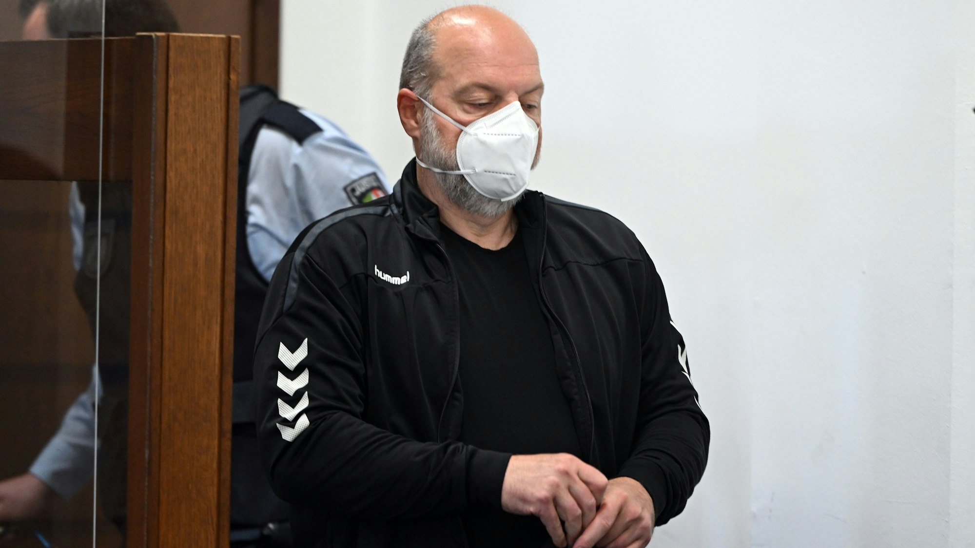 Thomas Drach, Angeklagter, kommt zum Prozess in den Gerichtssaal im Kölner Landgericht.