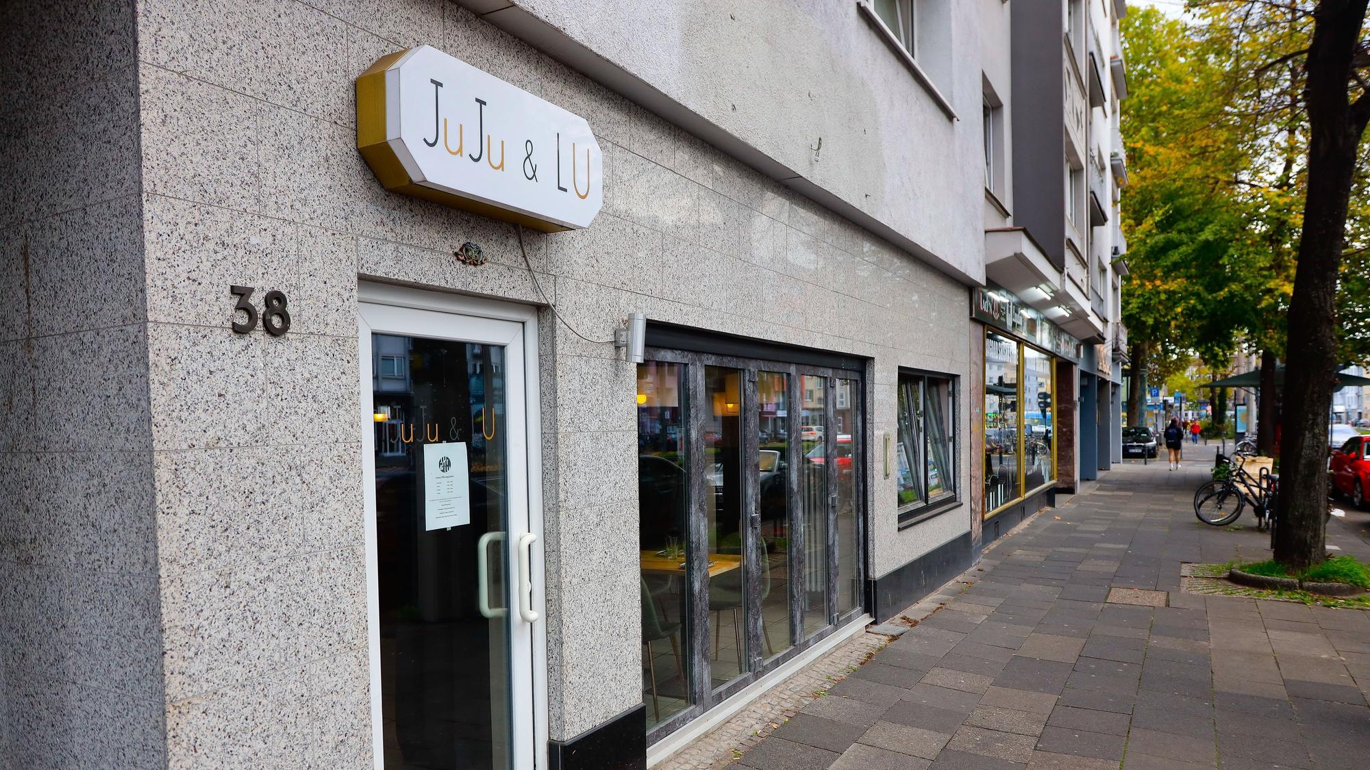 Außenansicht des Restaurants „Juju & Lu“ am Salierring in Köln.