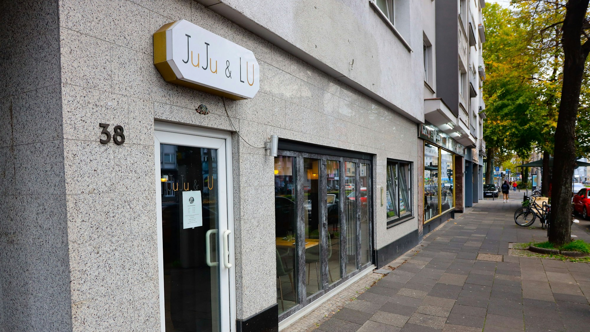 Außenansicht des Restaurants „Juju & Lu“ am Salierring in Köln.