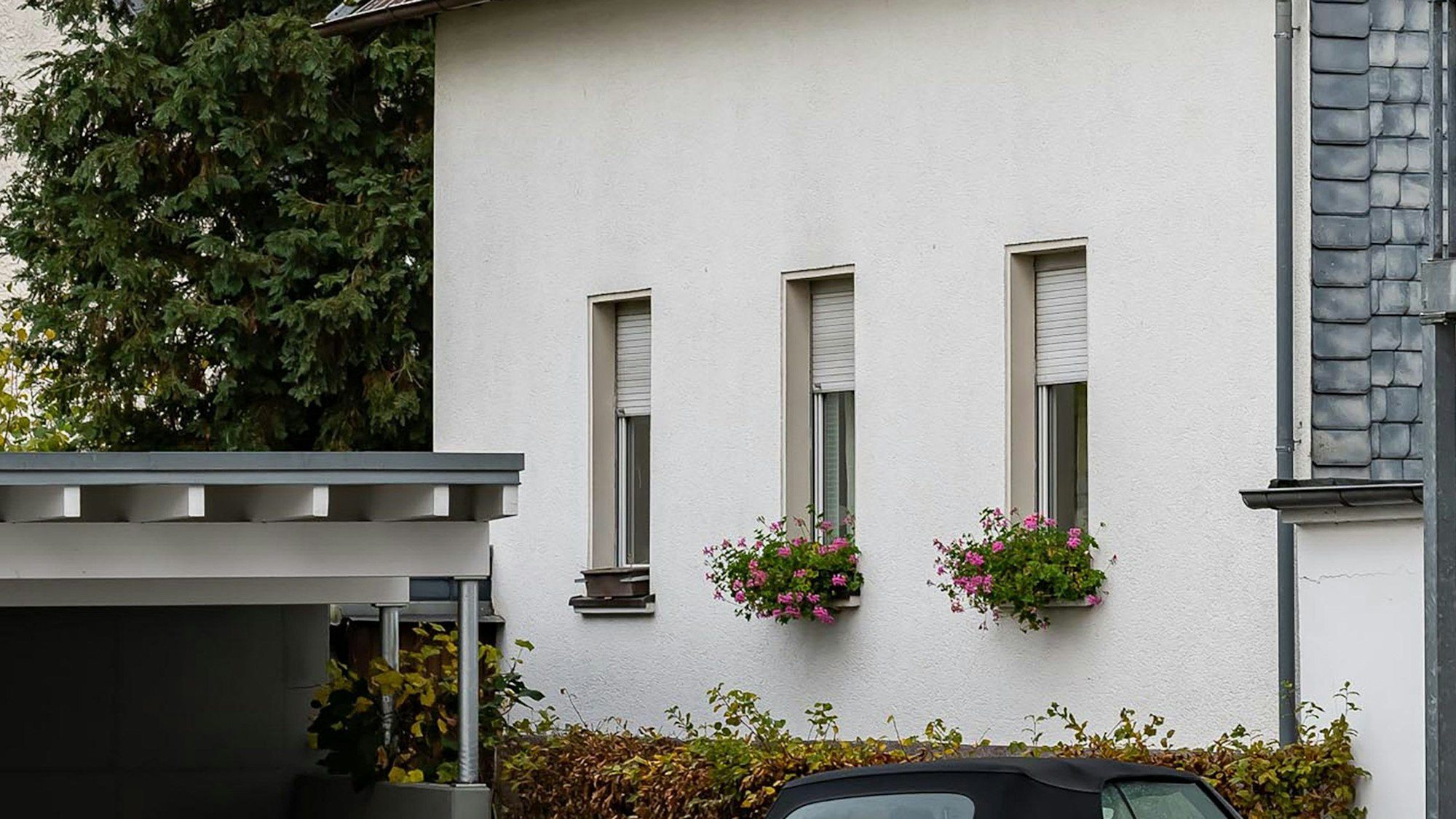 Nordrhein-Westfalen, Attendorn: Blick auf das Haus im sauerländischen Attendorn, in dem ein achtjähriges Mädchen fast sein gesamtes Leben lang festgehalten worden sein soll.