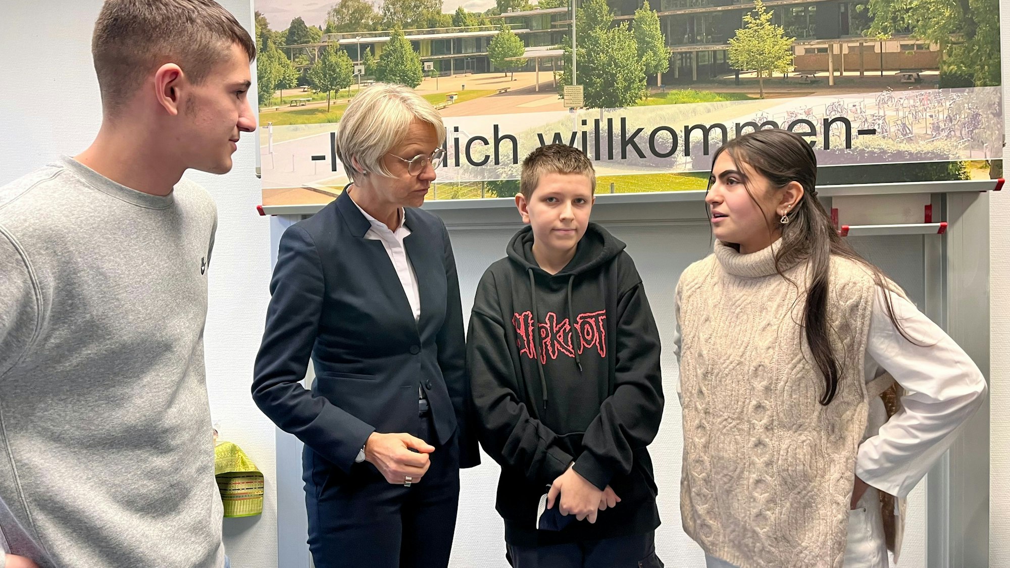 Schulministerin Dorothee Feller hat eine umfassende Statistik in Auftrag gegeben, hier spricht sie mit Schülern der Theodor-Heuss-Realschule.