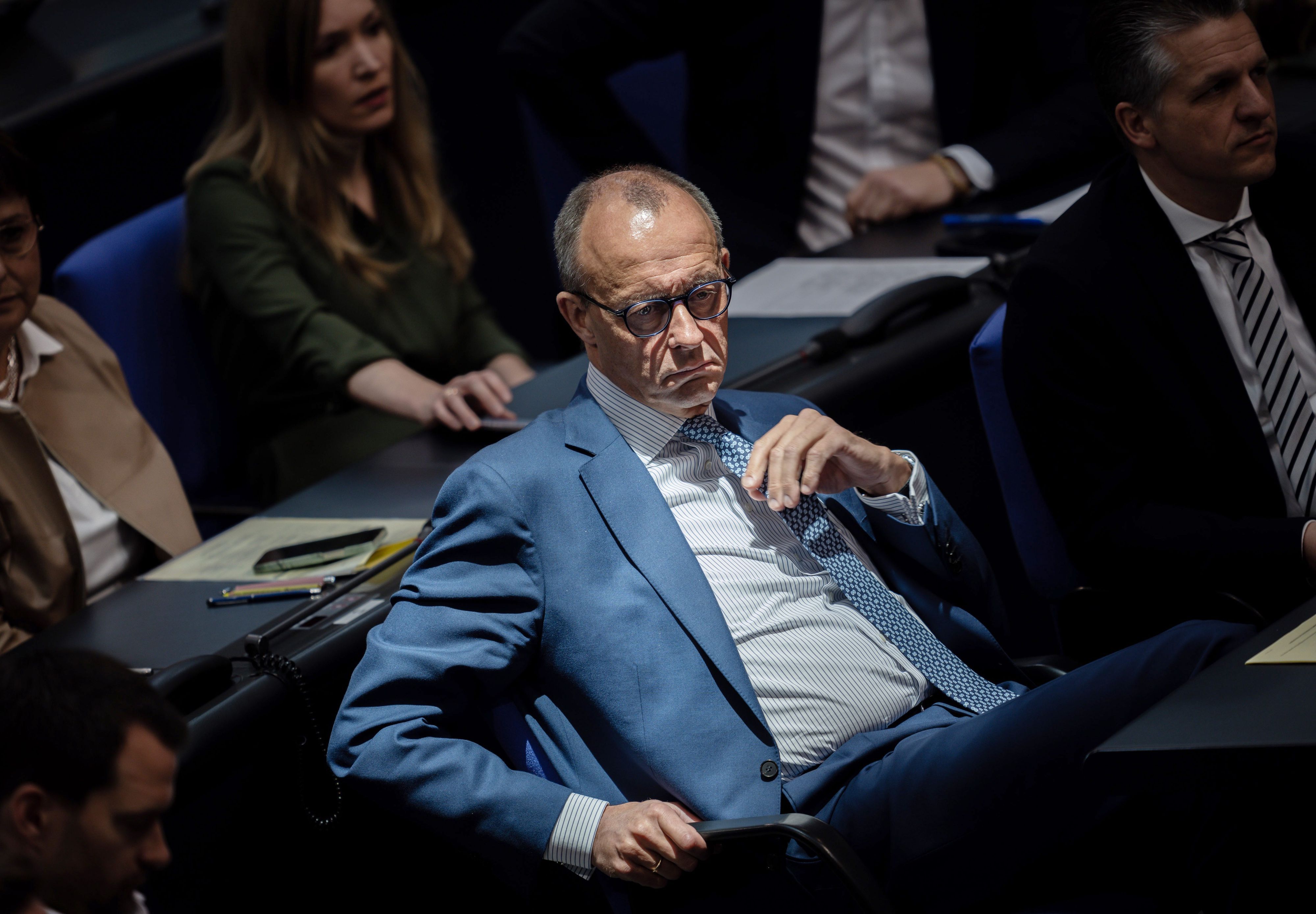 Friedrich Merz, CDU Bundesvorsitzender, sitzt im Bundestag und verfolgt eine Debatte.