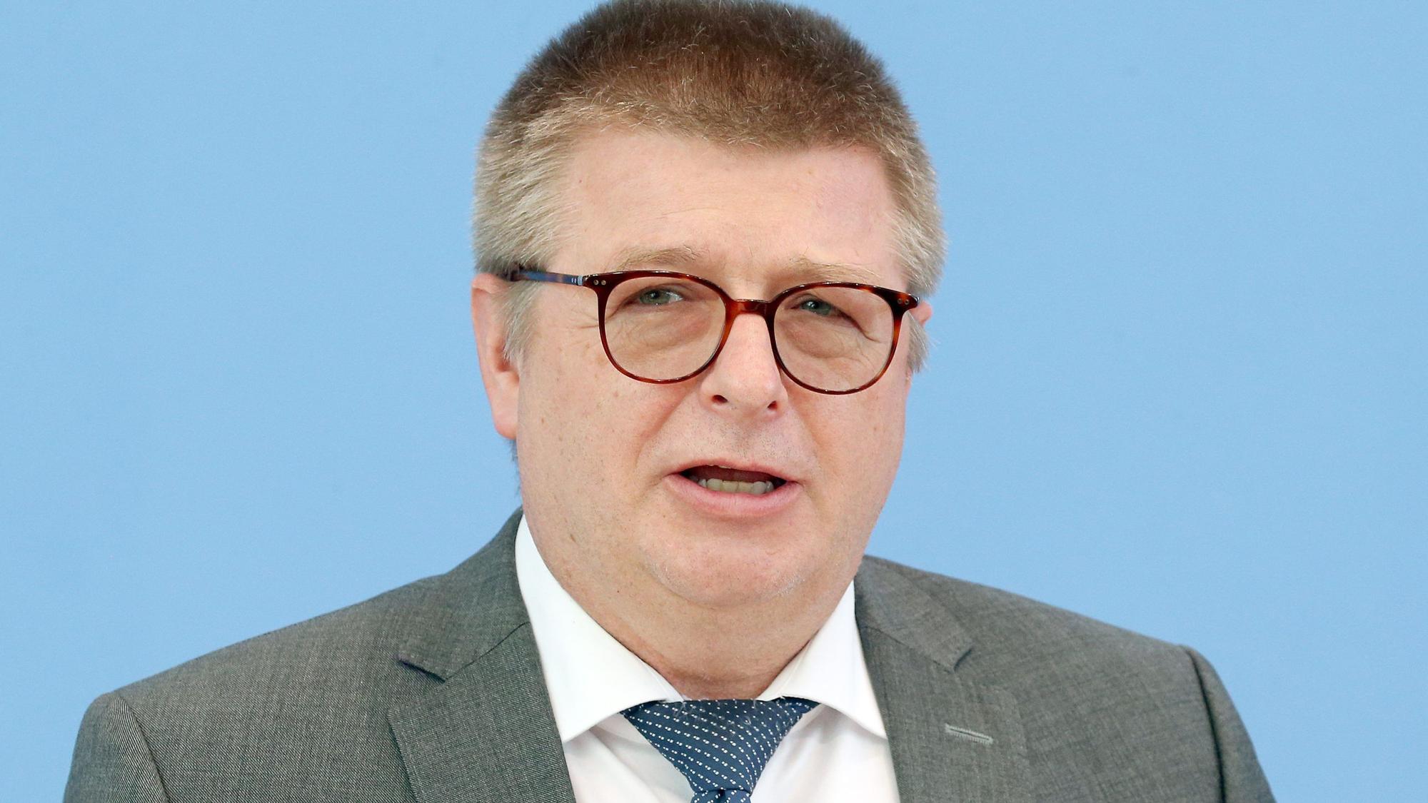 Thomas Haldenwang, Präsident des Bundesamtes für Verfassungsschutz, schaut in die Kamera.