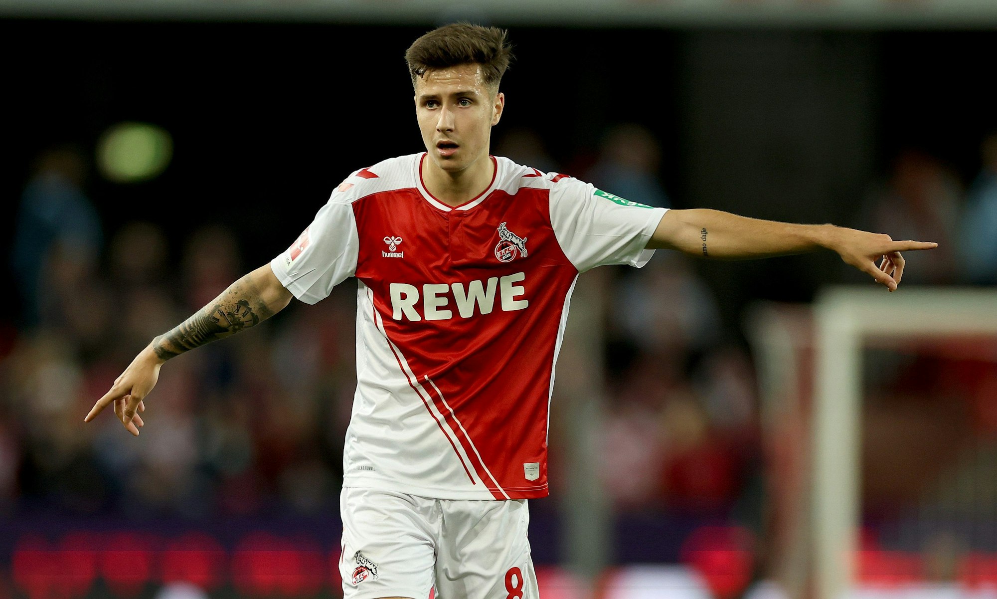 Denis Huseinbasic, Mittelfeldspieler beim Bundesligisten 1. FC Köln, dirigiert seine Mitspieler