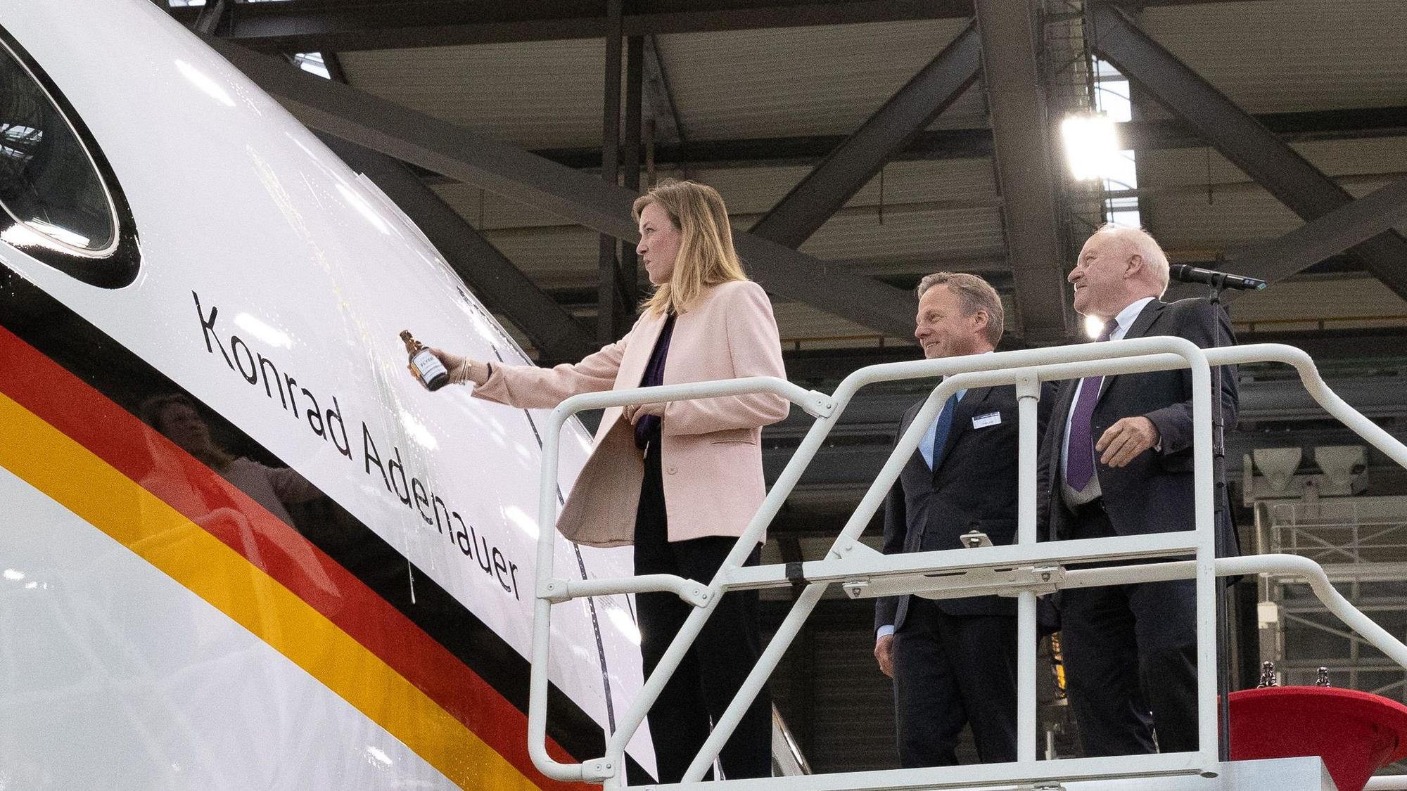 Das neue Regierungsflugzeug "Konrad Adenauer" wird getauft.