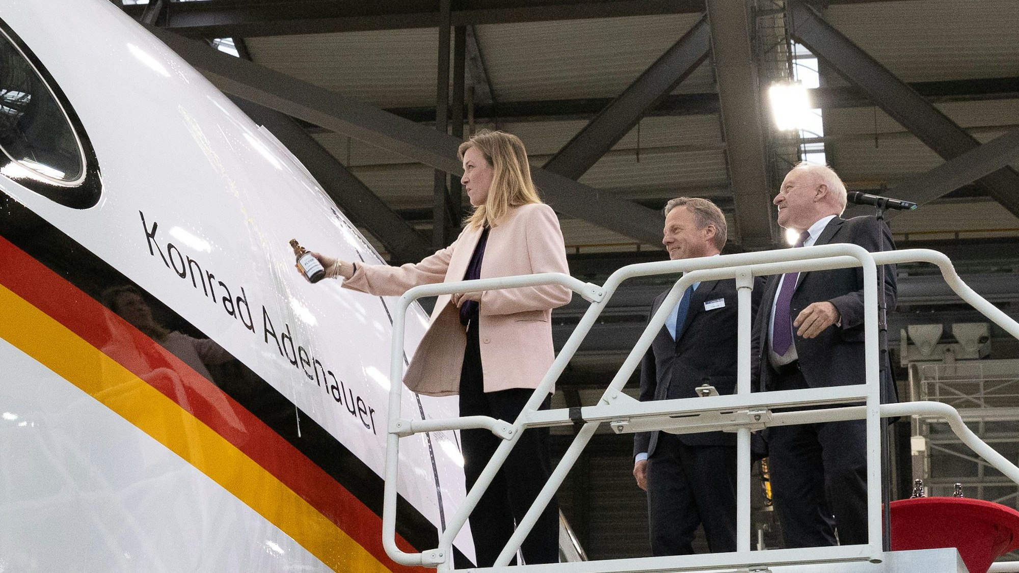 Das neue Regierungsflugzeug "Konrad Adenauer" wird getauft.
