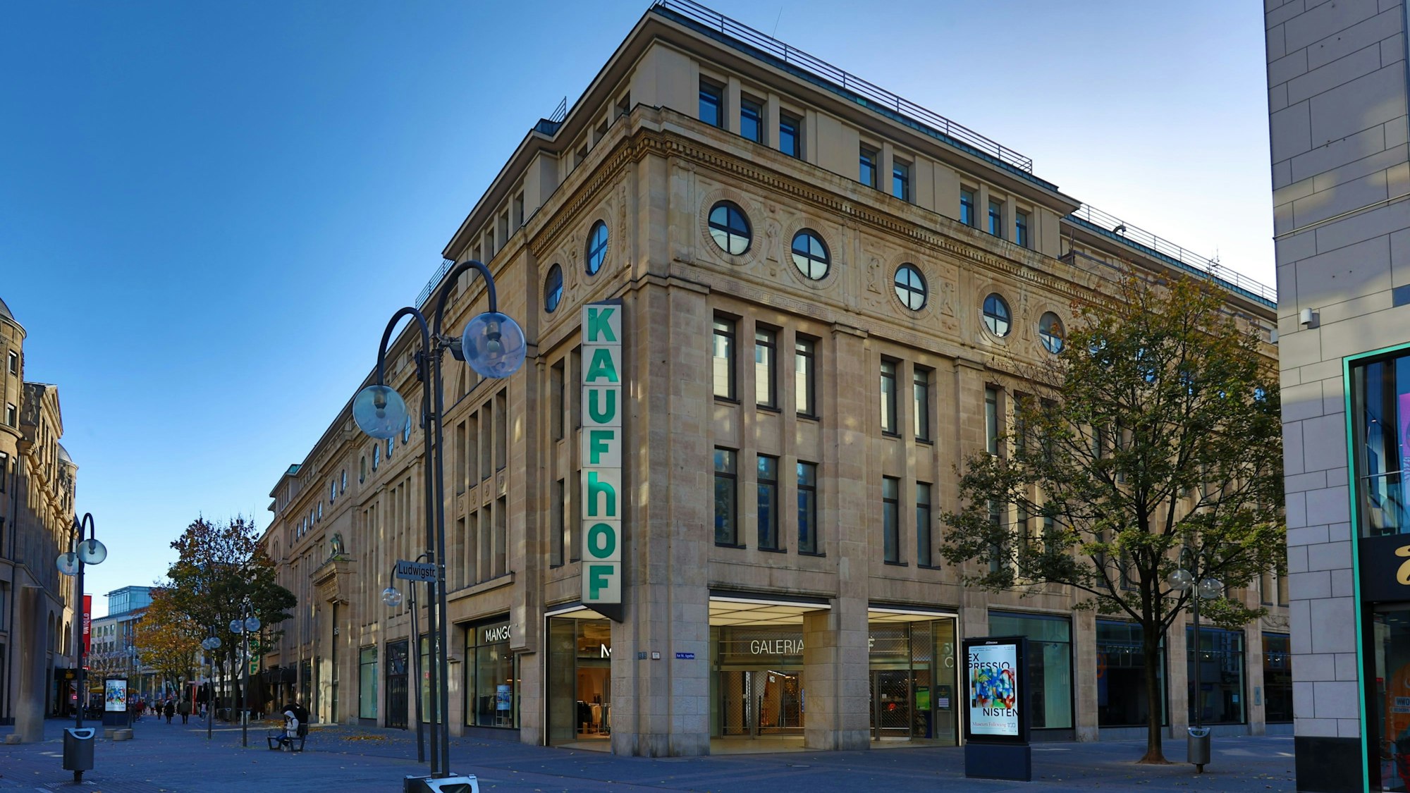 01.11.2022
Köln:
Außenaufnahmen von Galeria in der Kölner Innenstadt.