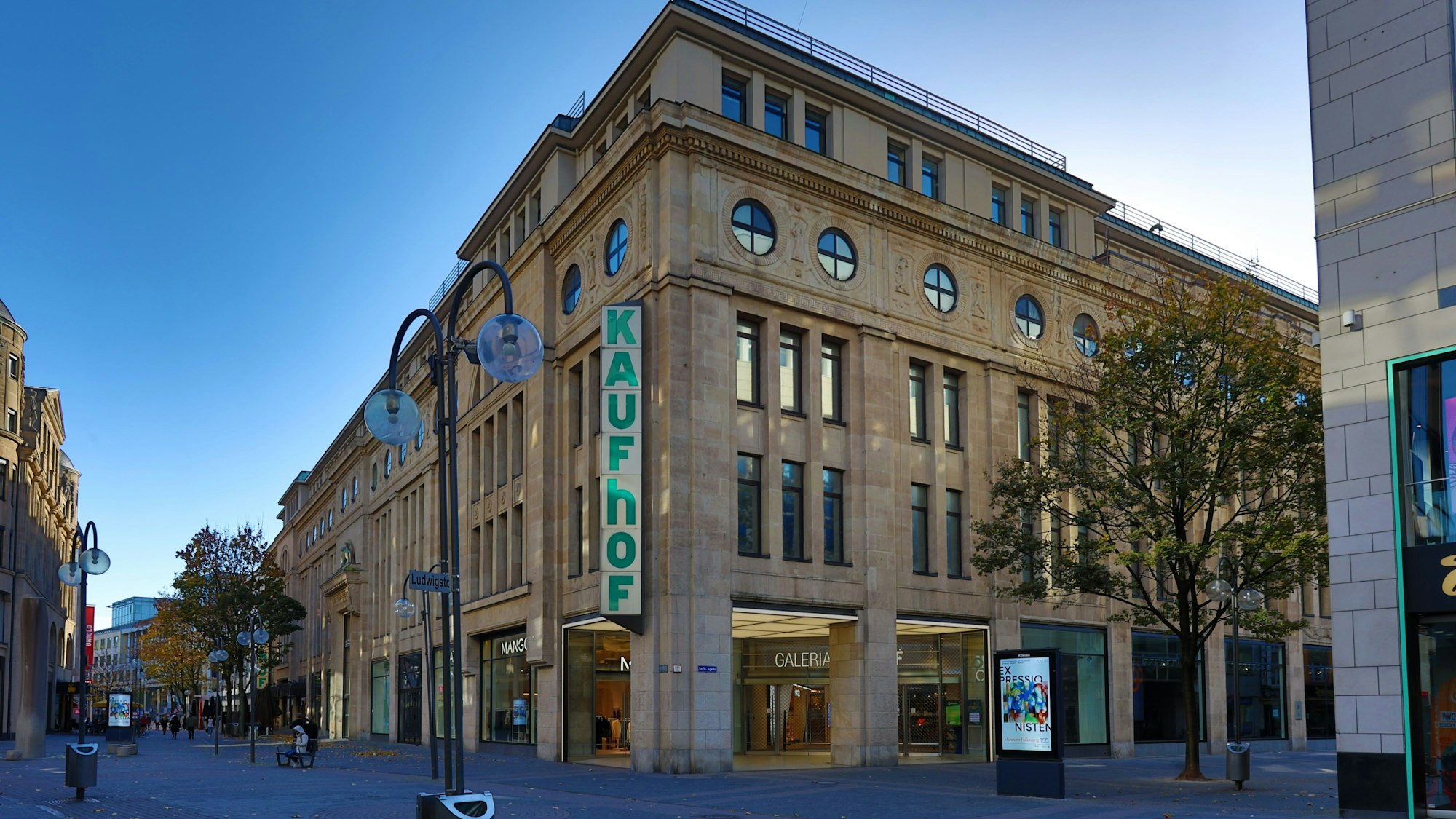 01.11.2022
Köln:
Außenaufnahmen der beiden Warenhäuser von Galeria in der Kölner Innenstadt. Der Konzern Galeria Karstadt Kaufhof hat erneut ein Schutzschirmverfahren beantragt und will ein Drittel aller Standorte schließen.
Kaufhof auf der Schildergasse
Foto: Martina Goyert