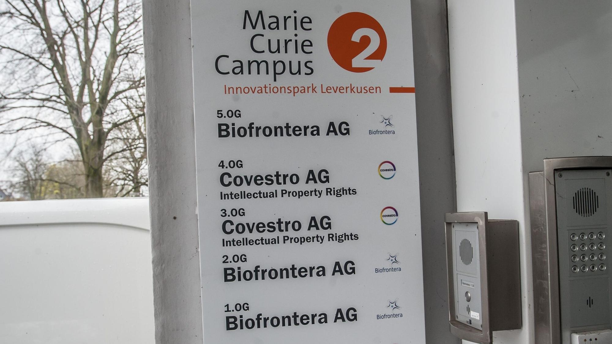 Das Türschild an der früheren Zentrale des Stahlwerks Wuppermann in Manfort zeigt die Mieter Biofrontera und Covestro.