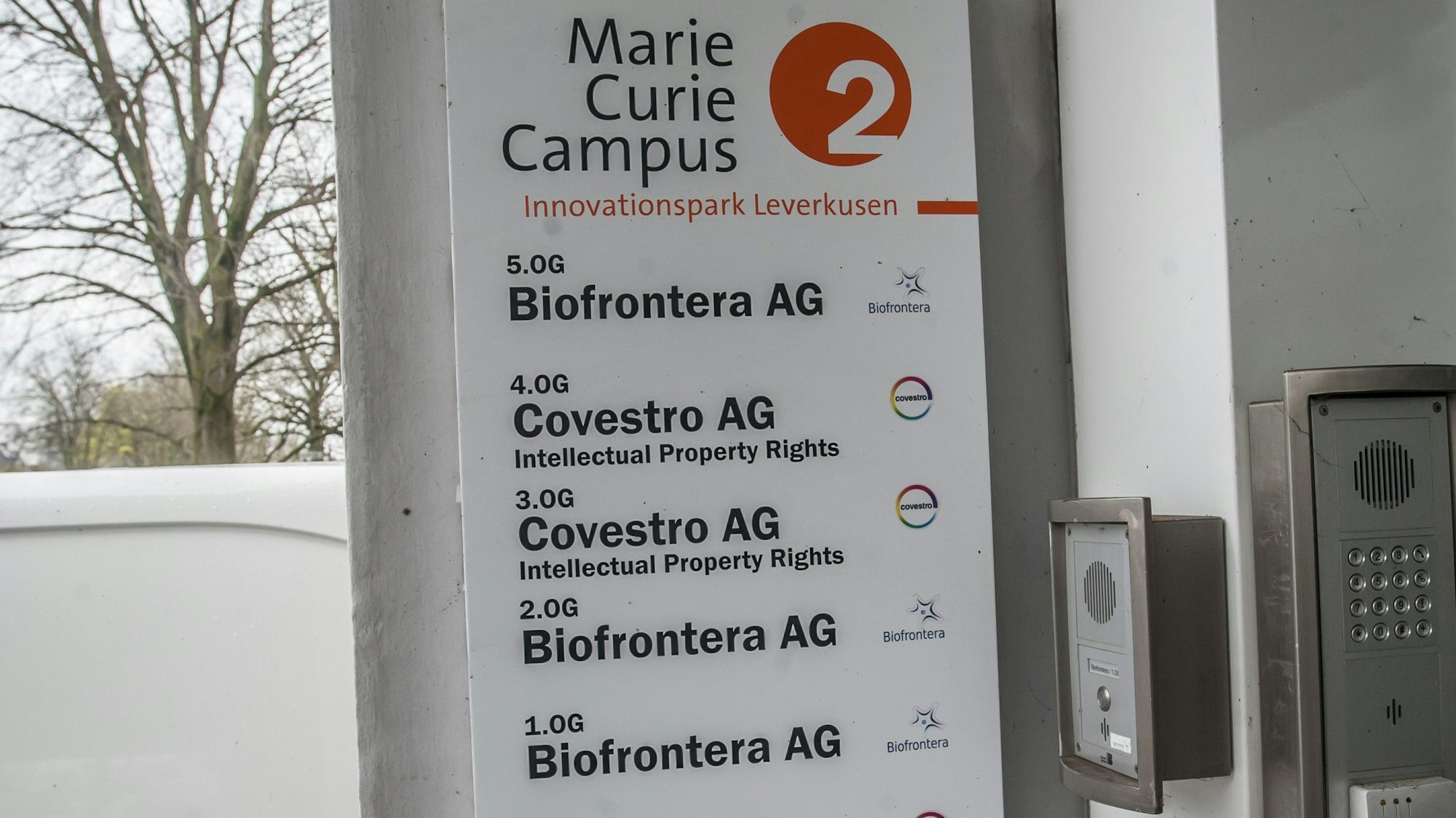 Türschilder mit der Aufschrift Biofrontera im Eingang der früheren Wuppermann-Zentrale im Innovationspark Leverkusen