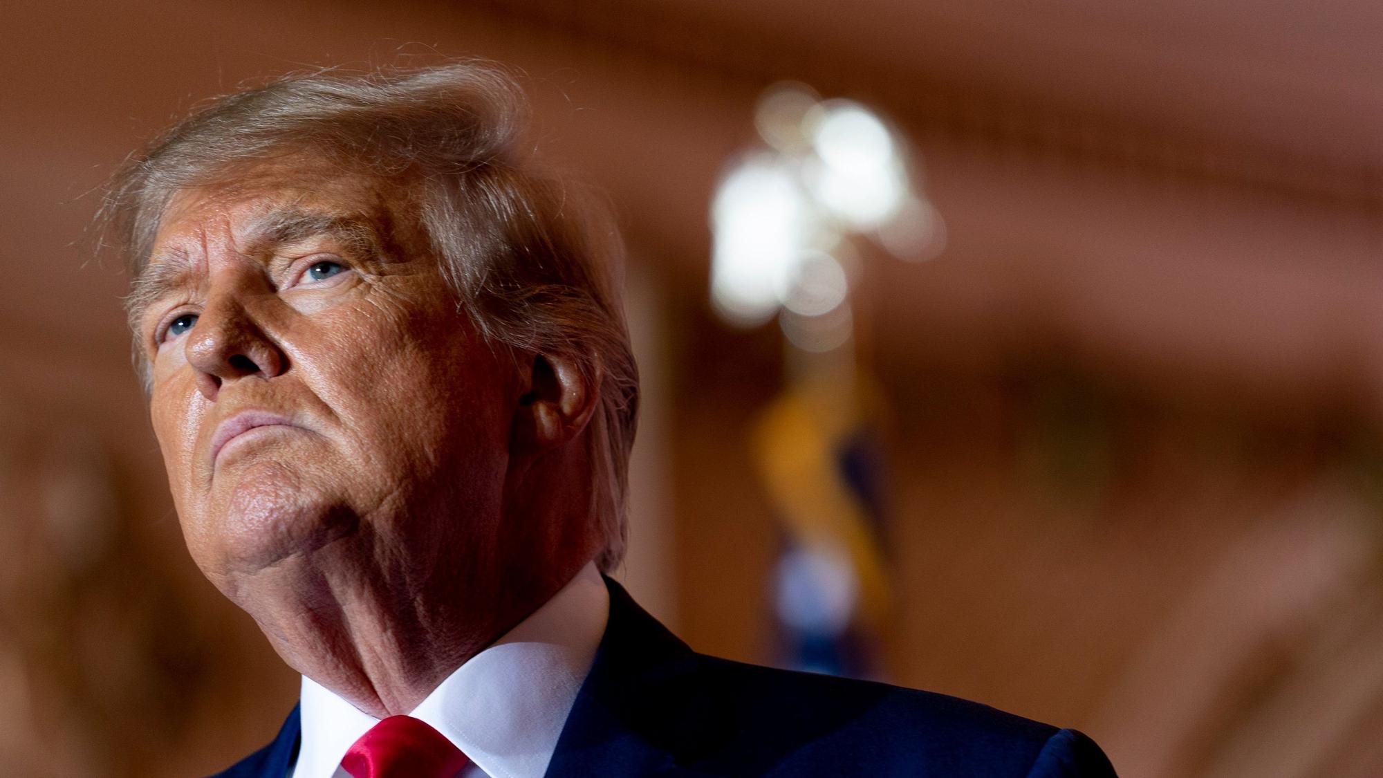 US-Präsident Donald Trump schaut skeptisch, nachdem er seine Kandidatur für die US-Präsidentschaftswahl 2024 angekündigt hat.