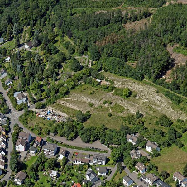 Das ehemalige Gelände der Fachhochschule auf dem Sandberg in Gummersbach aus der Luft. Wohnhäuser und Wald grenzen an das Areal.