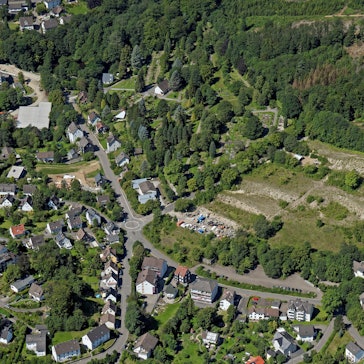 Das ehemalige Gelände der Fachhochschule auf dem Sandberg in Gummersbach aus der Luft. Wohnhäuser und Wald grenzen an das Areal.