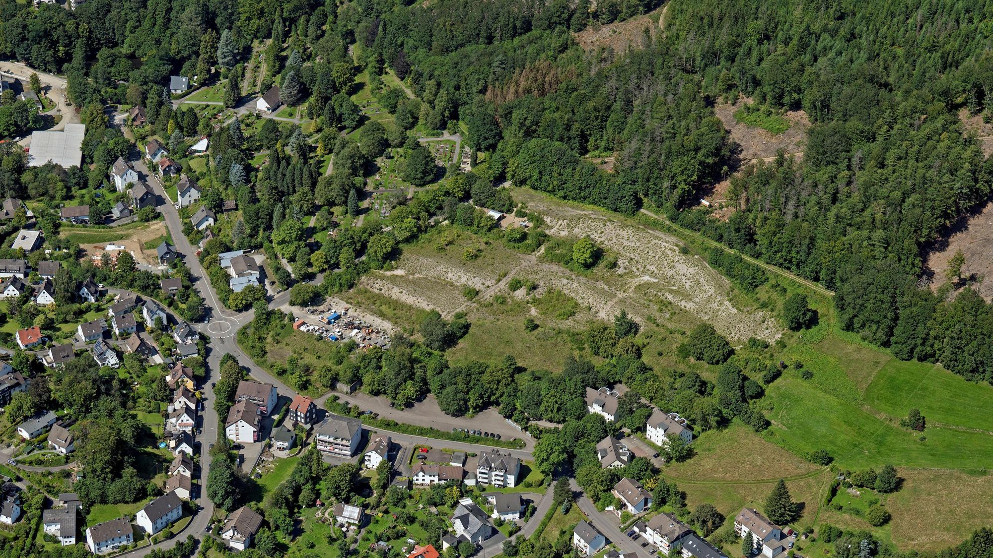 Das ehemalige Gelände der Fachhochschule auf dem Sandberg in Gummersbach aus der Luft. Wohnhäuser und Wald grenzen an das Areal.