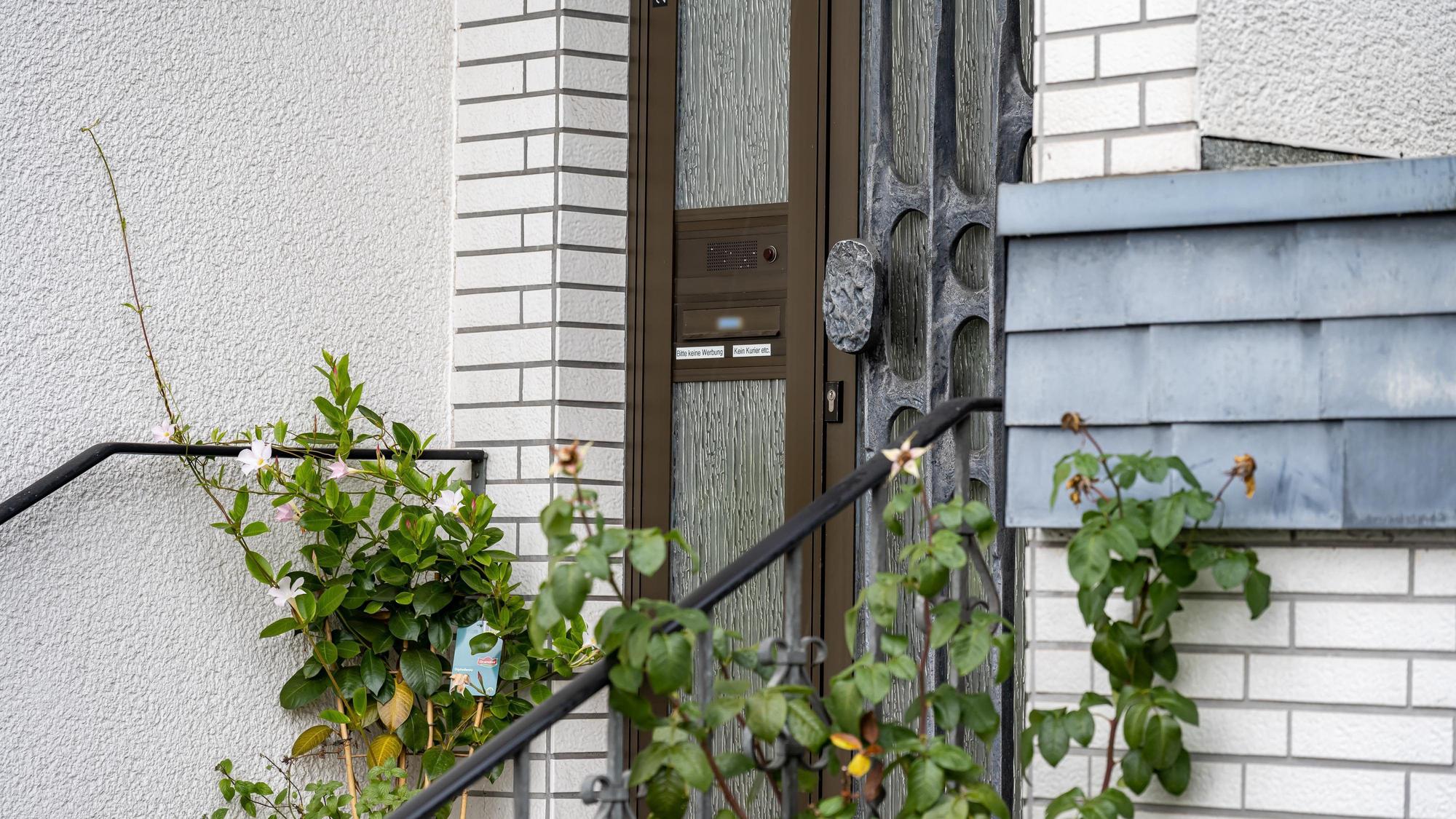 Blick auf das Haus im sauerländischen Attendorn, in dem ein achtjähriges Mädchen fast sein gesamtes Leben lang festgehalten worden sein soll.