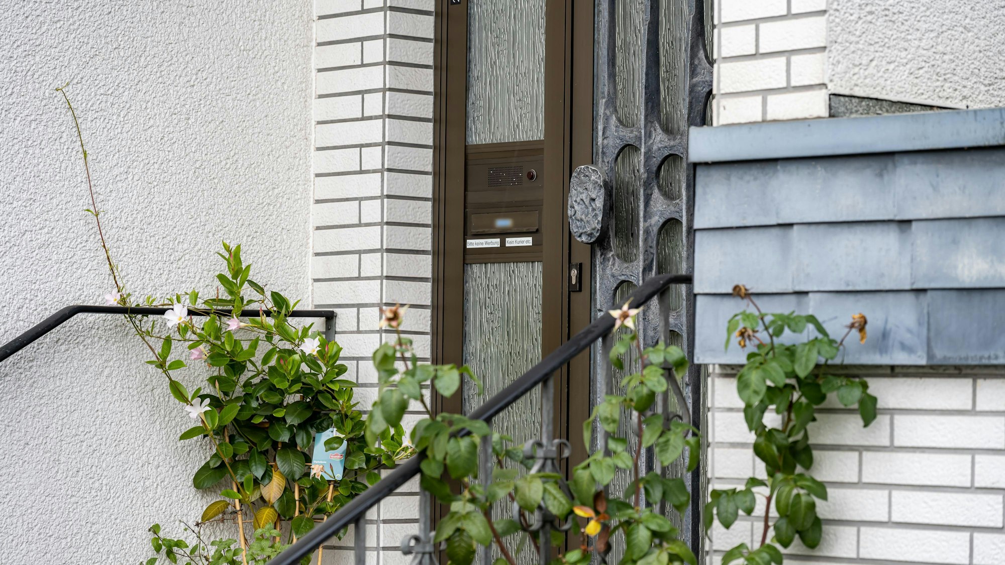 Blick auf das Haus im sauerländischen Attendorn, in dem ein achtjähriges Mädchen fast sein gesamtes Leben lang festgehalten worden sein soll.
