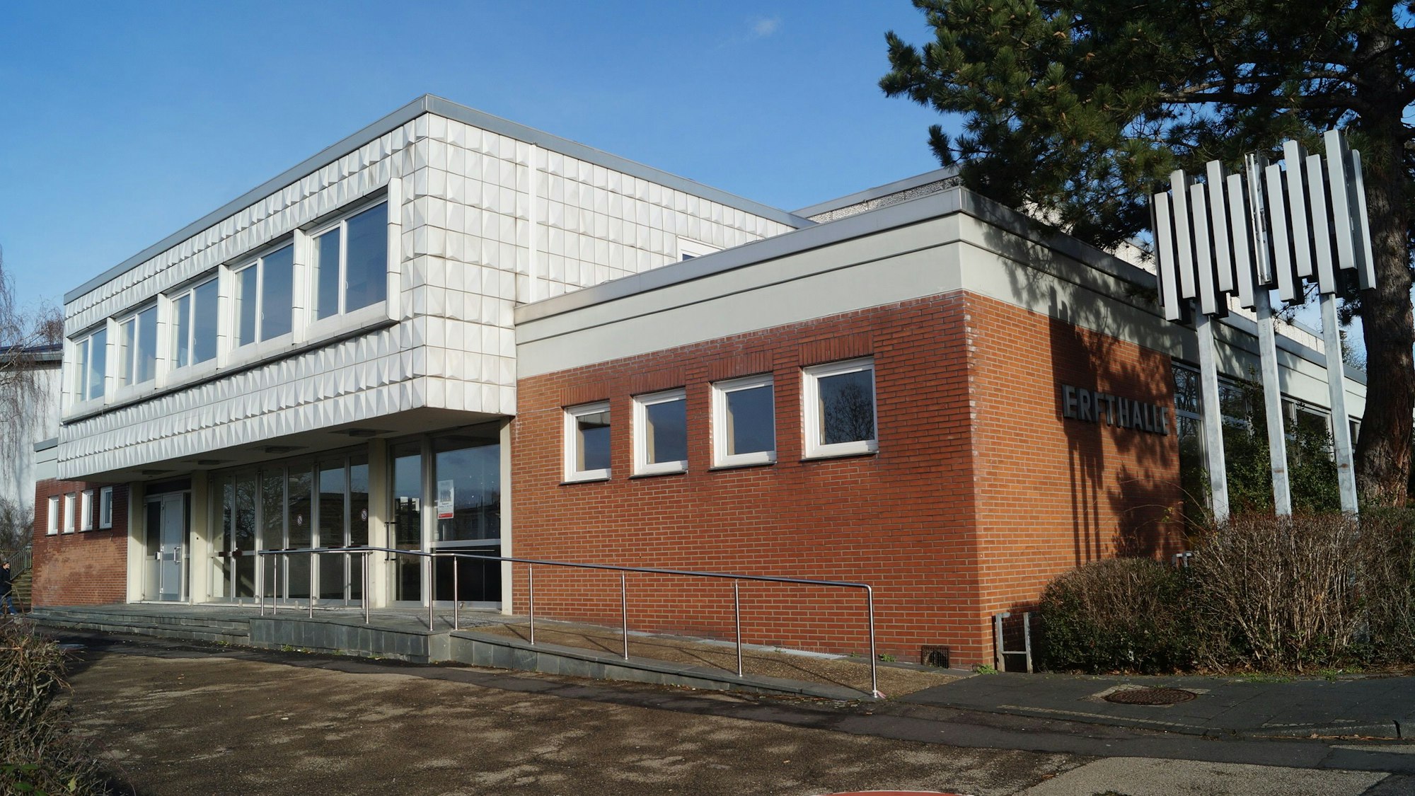 16.11.2022: Kerpen-Türnich. Ob mit oder ohne Hallengebühr - die Erfthalle in Türnich können Vereine derzeit nicht benutzen.