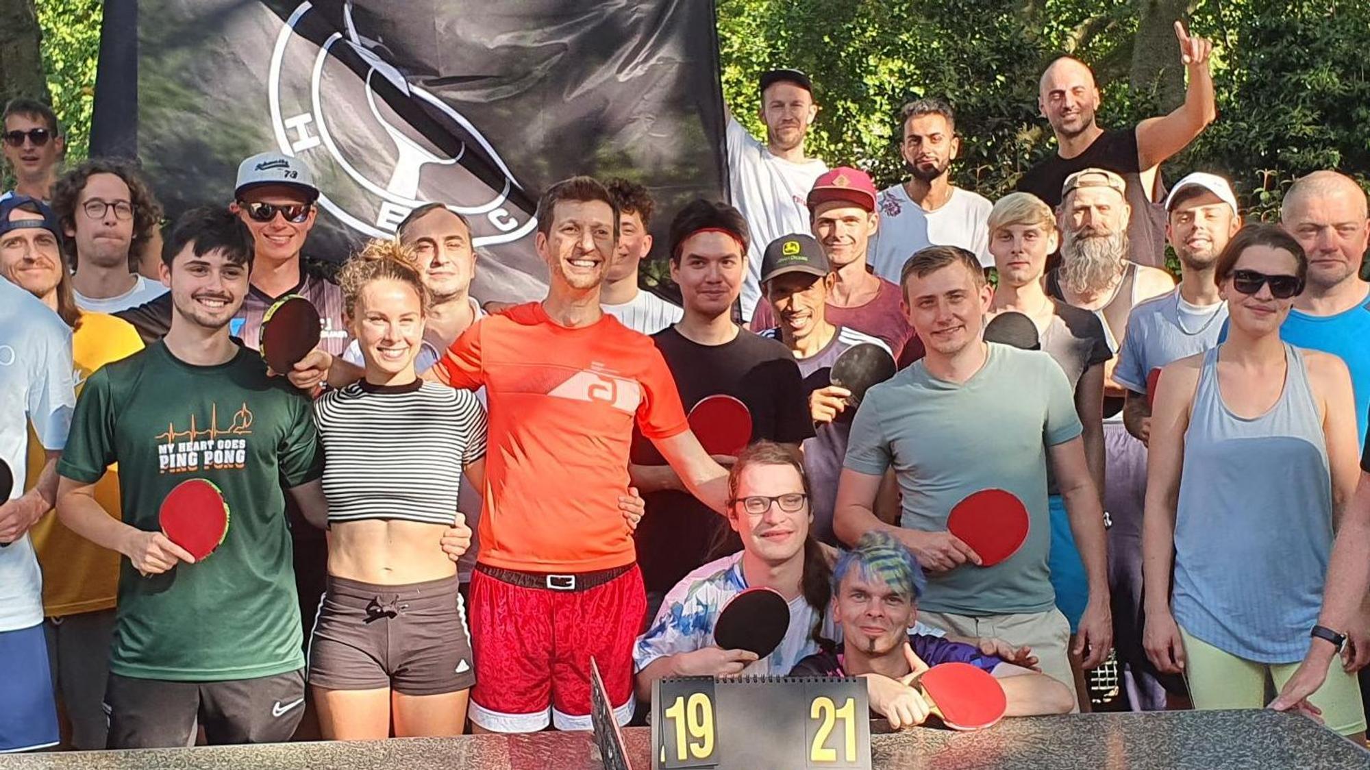 Eine Gruppe Freizeitspieler posiert an einer Steinplatte, mit dabei der US-amerikanische Youtube-Star Adam Bobrow.