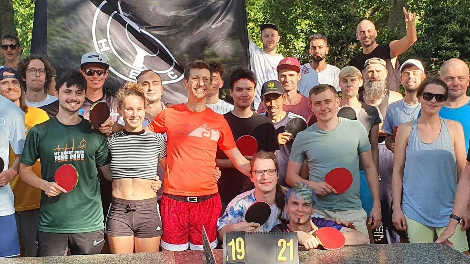 Eine Gruppe Freizeitspieler posiert an einer Steinplatte, mit dabei der US-amerikanische Youtube-Star Adam Bobrow.