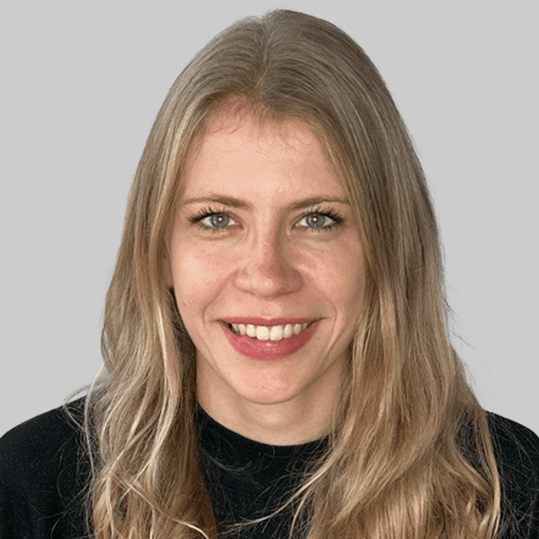 01.07.2023, Berlin: Eine Mutter hält ihr Kind an der Hand. Im Zuge des Sparkurses beim Bundeshaushalt könnte es zu Änderungen beim Elterngeld kommen. Wie der «Spiegel» meldete, sollen künftig nur noch Eltern mit einem Jahreseinkommen von bis zu 150 000 Euro Anspruch auf das Elterngeld haben. Die Ausgaben 2024 sollen demnach im Vergleich zu diesem Jahr um 290 Millionen Euro auf knapp 8 Milliarden Euro sinken. Zunächst seien auch Leistungskürzungen beim Elterngeld im Gespräch gewesen, schreibt das Magazin. Diese habe das Paus-Ministerium jedoch vermeiden können, indem es den Kreis der Berechtigten eingeschränkt habe. Foto: Fernando Gutierrez-Juarez/dpa +++ dpa-Bildfunk +++