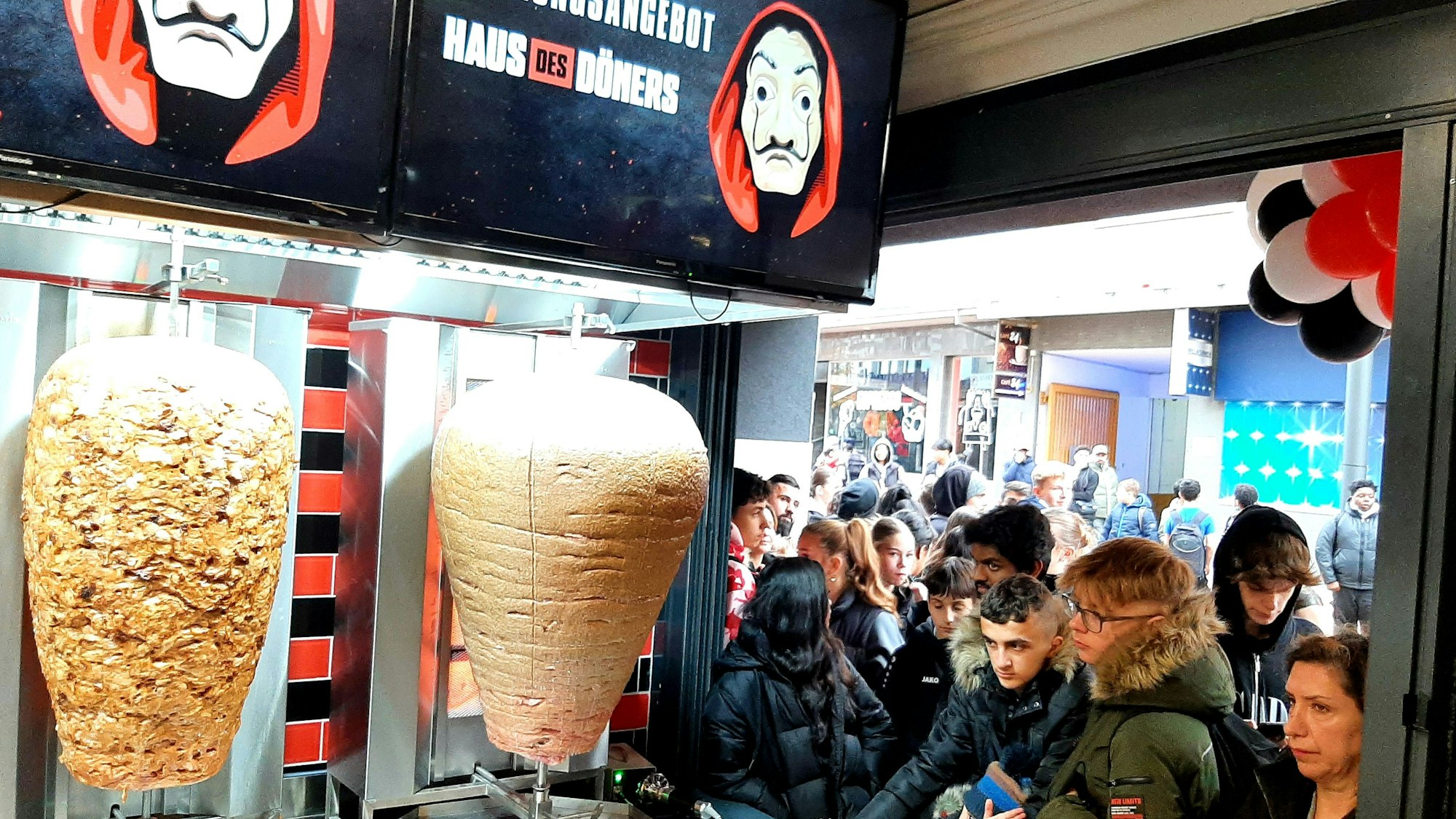 In Leverkusen-Opladen (Bahnhofstraße) eröffnete eine Filiale der Imbisskette „Haus des Döners“ - der Andrang am Eröffnungstag war riesig.