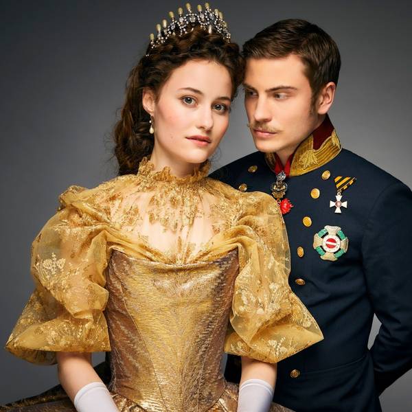 Dominique Devenport als Sisi und Jannik Schümann als Franz. Sie trägt ein goldenes Kleid, er eine dunkelblaue Uniform.
