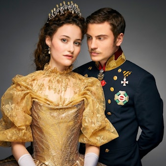 Dominique Devenport als Sisi und Jannik Schümann als Franz. Sie trägt ein goldenes Kleid, er eine dunkelblaue Uniform.