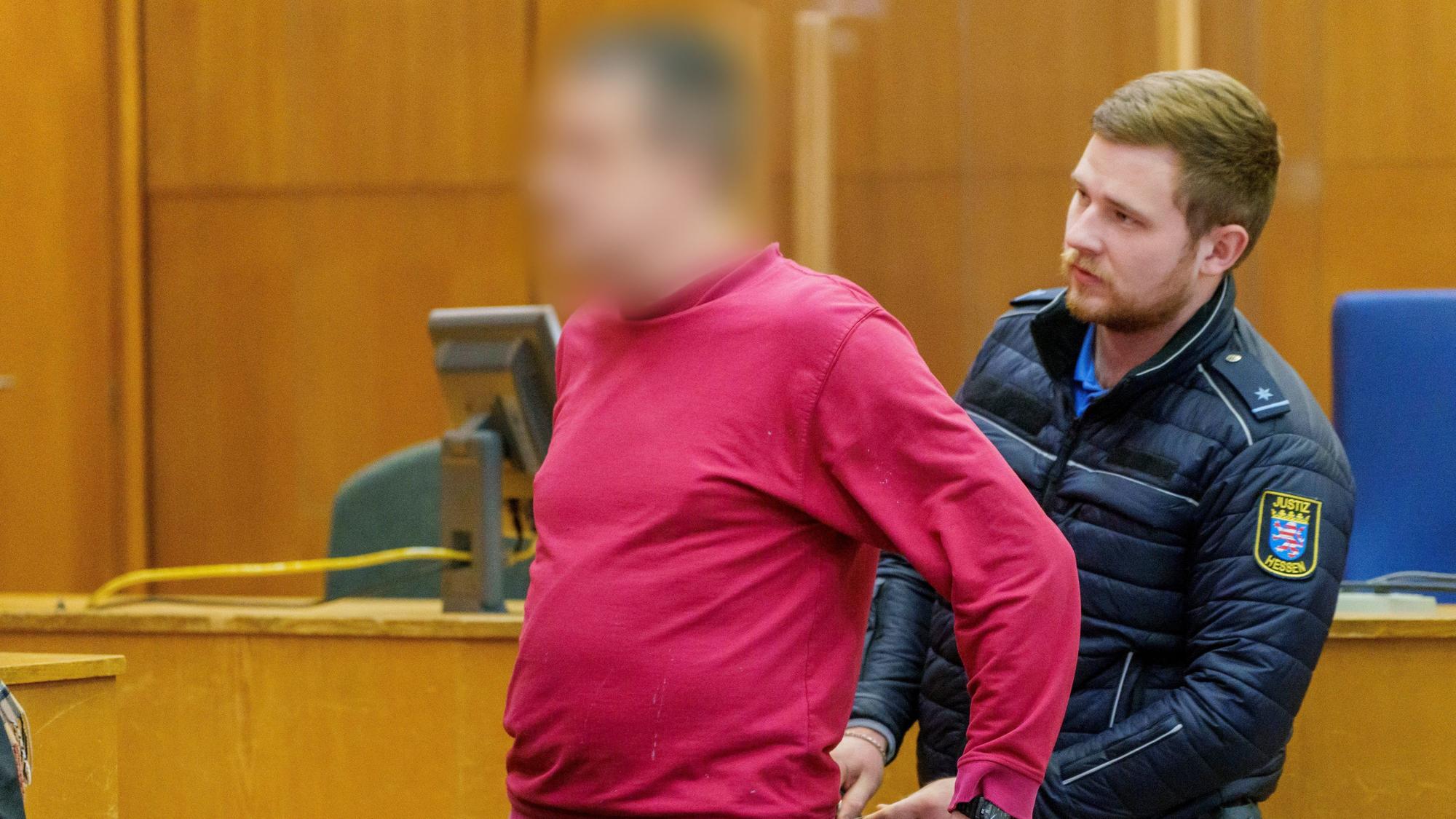 Der Angeklagte im Prozess um die „NSU 2.0"-Schreiben ist zu fast sechs Jahren Haft verurteilt worden.