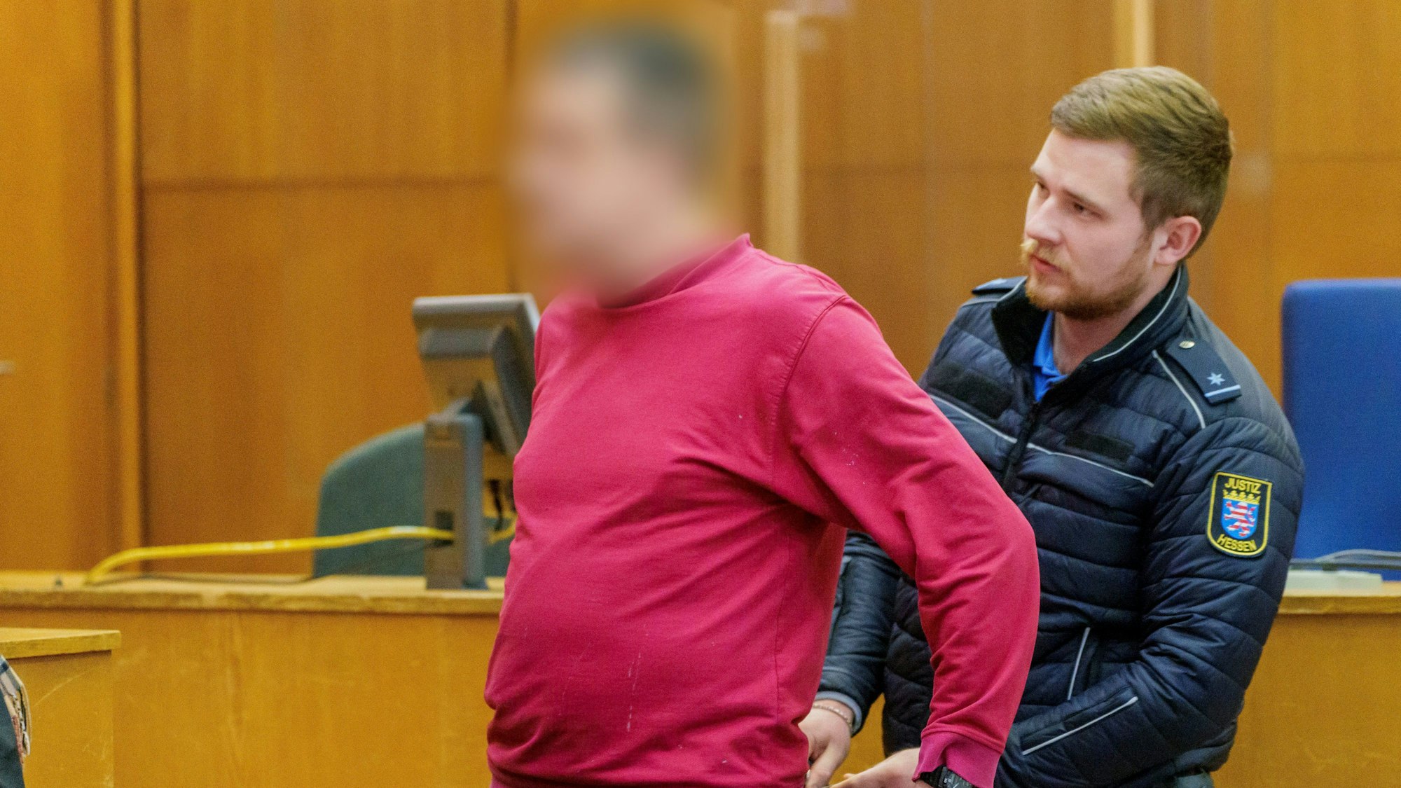 Der Angeklagte im Prozess um die „NSU 2.0"-Schreiben ist zu fast sechs Jahren Haft verurteilt worden.