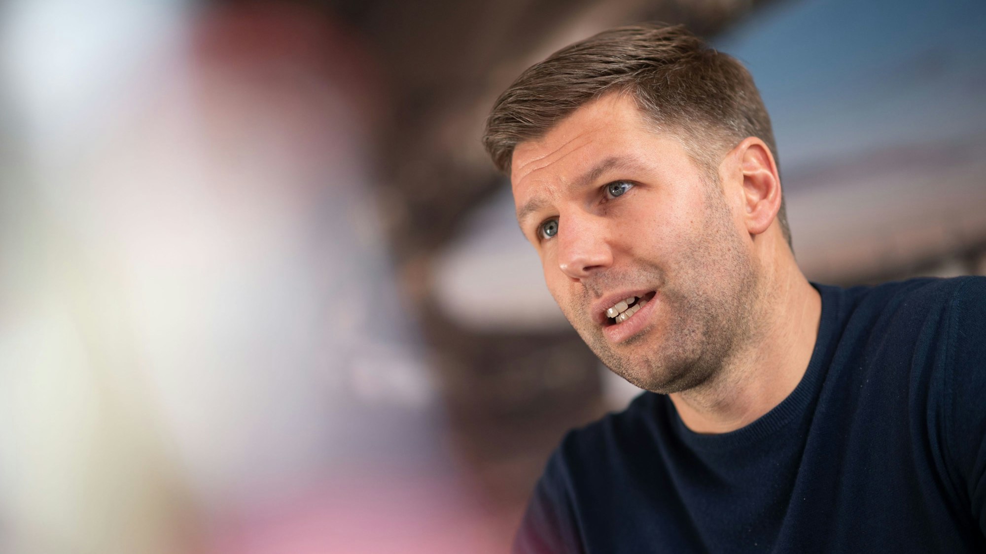 Thomas Hitzlsperger schaut während eines Interviews nachdenklich.