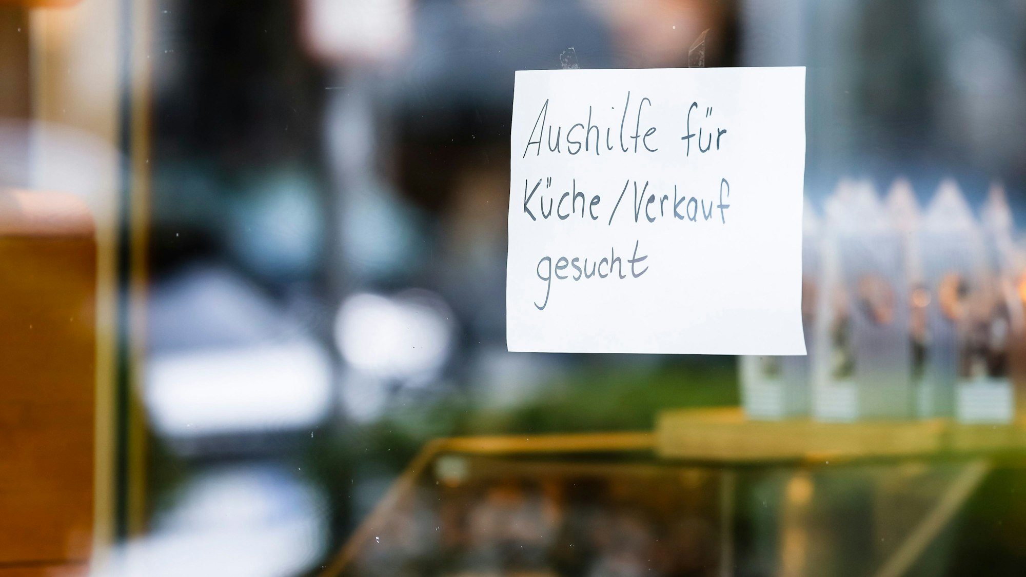Viele Betriebe im Rhein-Sieg-Kreis müssen früher schließen, weil ihnen Personal fehlt. An den Fensterscheiben wird mit Aushängen um neue Mitarbeiterinnen und Mitarbeiter geworben. Corona und die Energiekrise verschärfen das Problem.