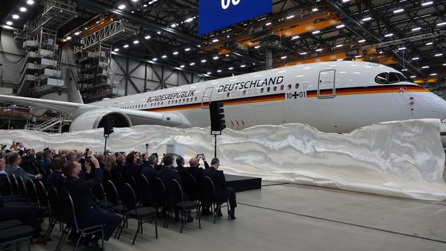 Der Airbus A350 „Konrad Adenauer“ steht in einer Flugzeughalle in Hamburg.