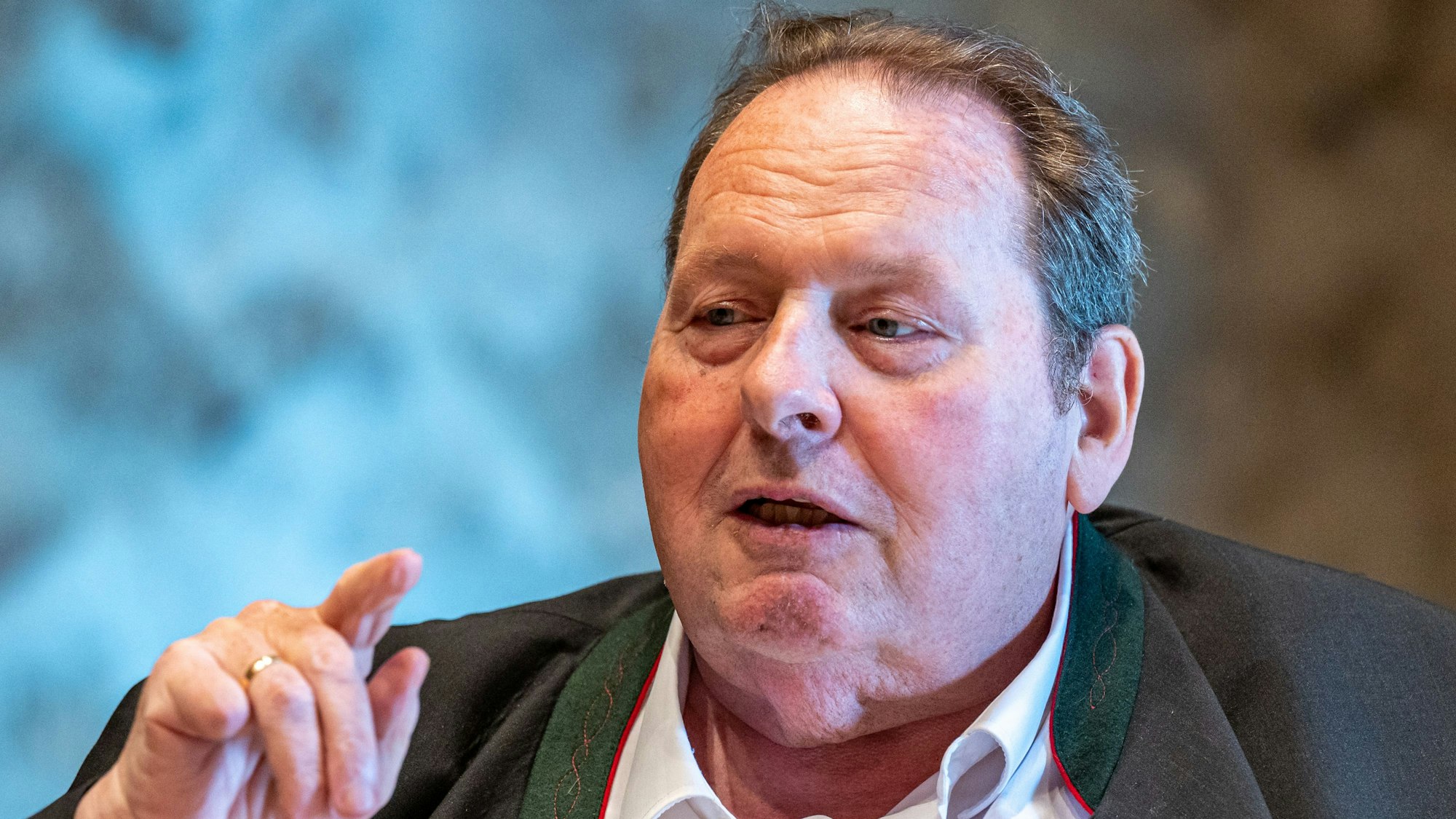 Ottfried Fischer spricht.