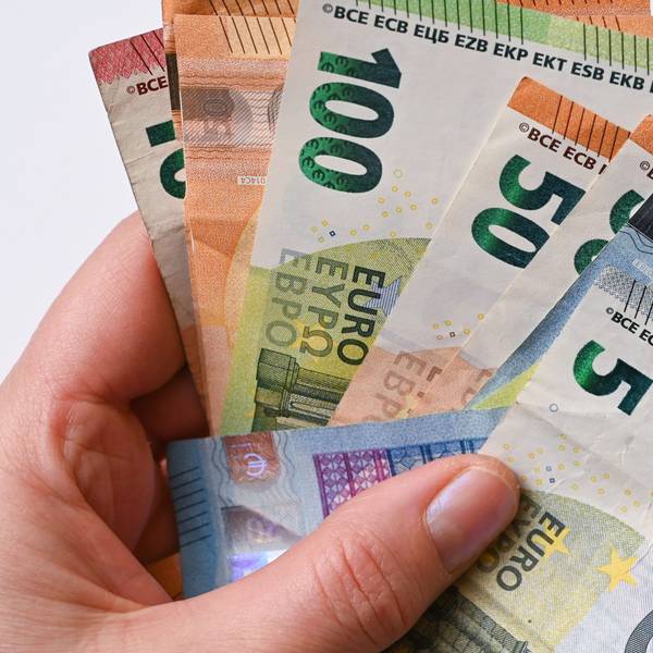 Eine Frau hält Eurobanknoten in ihren Händen (gestellte Aufnahme).
