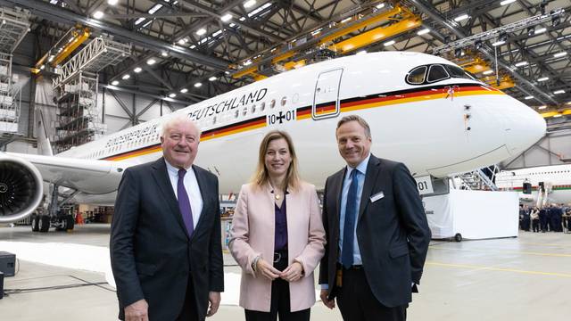 Siemtje Möller (parlamentarische Staatssekretärin im Bundesministerium der Verteidigung), Sören Stark (CEO und Vorstandsvorsitzender der Lufthansa Technik AG), und Konrad Paul Karl Adenauer (Enkel des ersten deutschen Bundeskanzlers) stehen vor dem neuen Regierungsflugzeug "Konrad Adenauer".