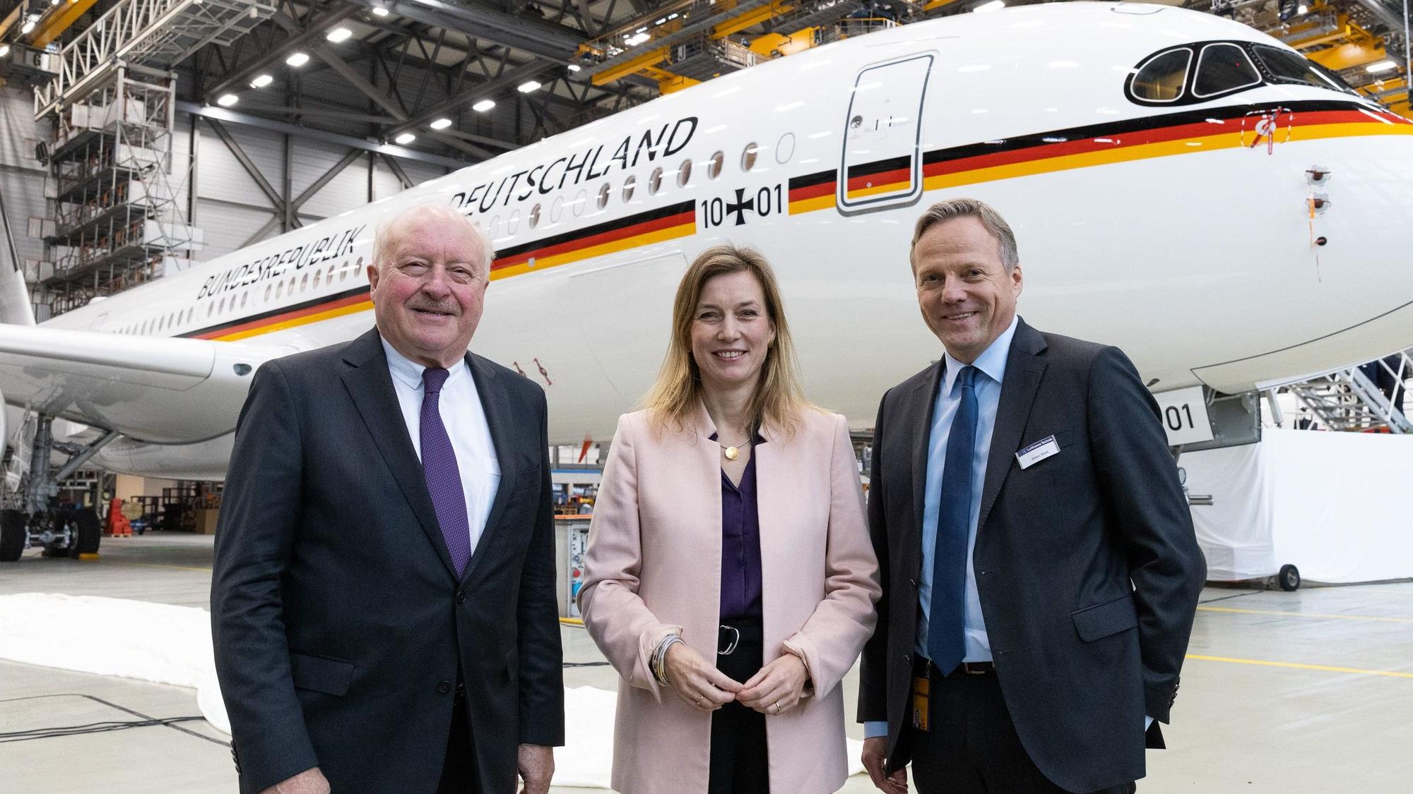 Siemtje Möller (parlamentarische Staatssekretärin im Bundesministerium der Verteidigung), Sören Stark (CEO und Vorstandsvorsitzender der Lufthansa Technik AG), und Konrad Paul Karl Adenauer (Enkel des ersten deutschen Bundeskanzlers) stehen vor dem neuen Regierungsflugzeug "Konrad Adenauer".