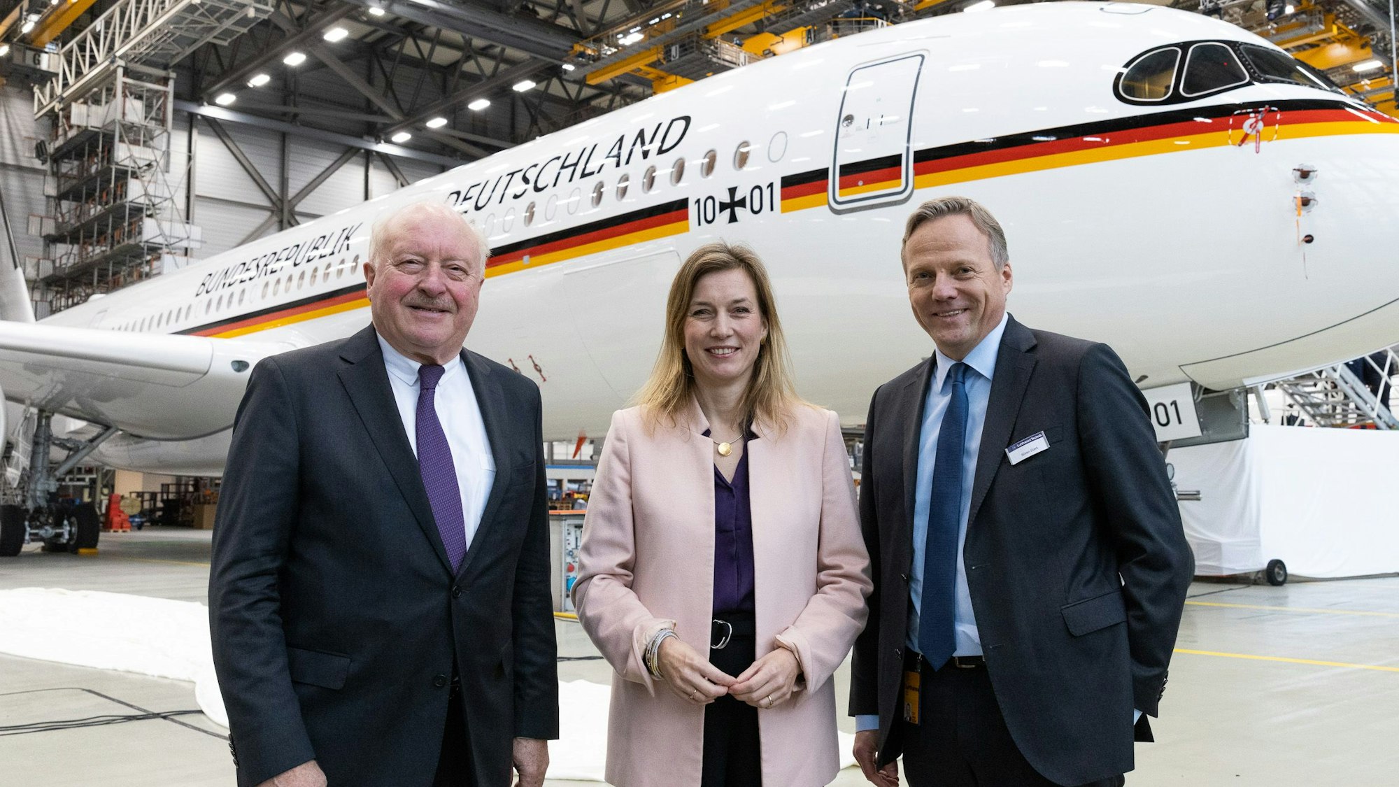 Siemtje Möller (parlamentarische Staatssekretärin im Bundesministerium der Verteidigung), Sören Stark (CEO und Vorstandsvorsitzender der Lufthansa Technik AG), und Konrad Paul Karl Adenauer (Enkel des ersten deutschen Bundeskanzlers) stehen vor dem neuen Regierungsflugzeug "Konrad Adenauer".