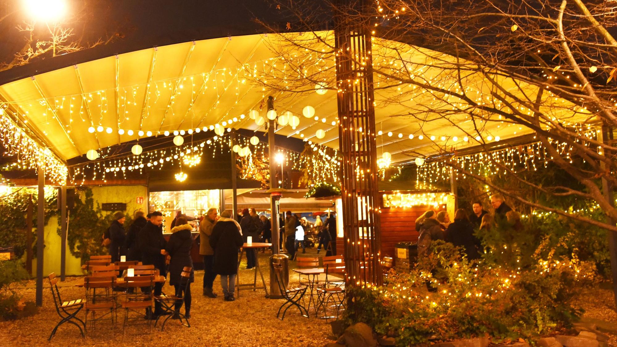 Kleiner Weihnachtsmarkt mit vielen Lichtern im Herbrand's.