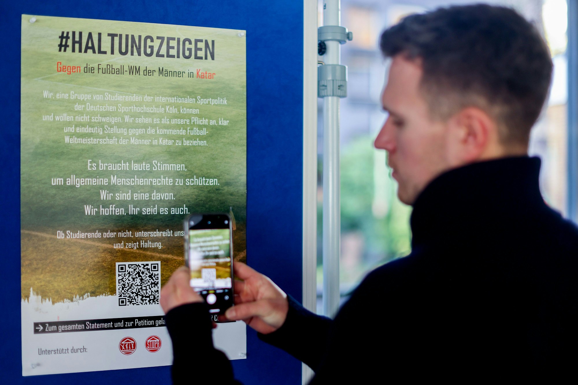 Das Bild zeigt das Plakat der Initiative #Haltungzeigen mit einem QR-Code. Ein Student unterzeichnet digital die Petition #Haltungzeigen.