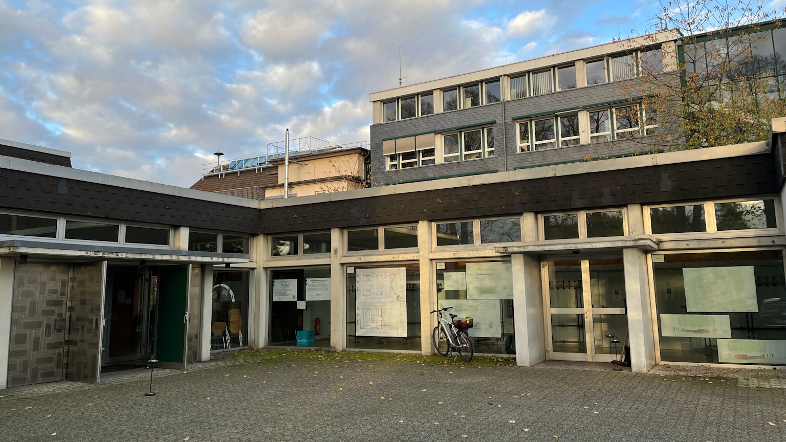 Im Schatten des Rathauses steht das Haus der Kunst in Burscheid