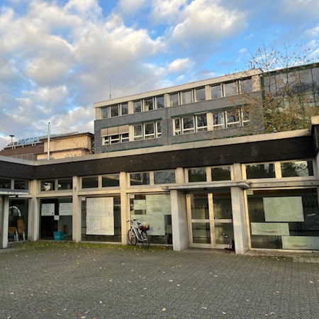 Im Schatten des Rathauses steht das Haus der Kunst in Burscheid